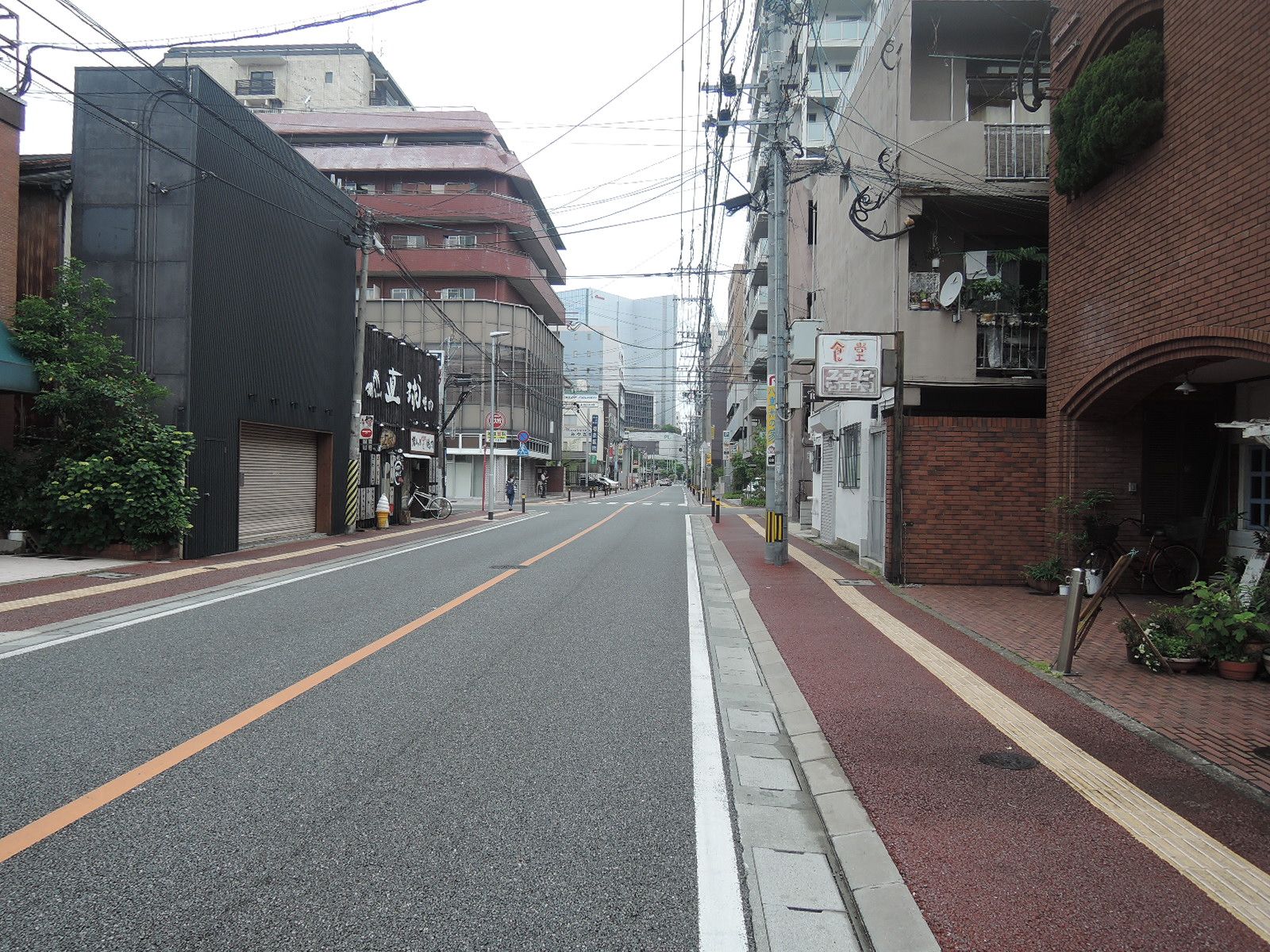 ビル周辺道路