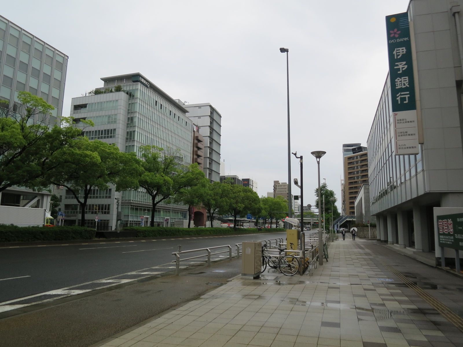 オフィスビル前面の伏見通りは各銀行、飲食店が点在
