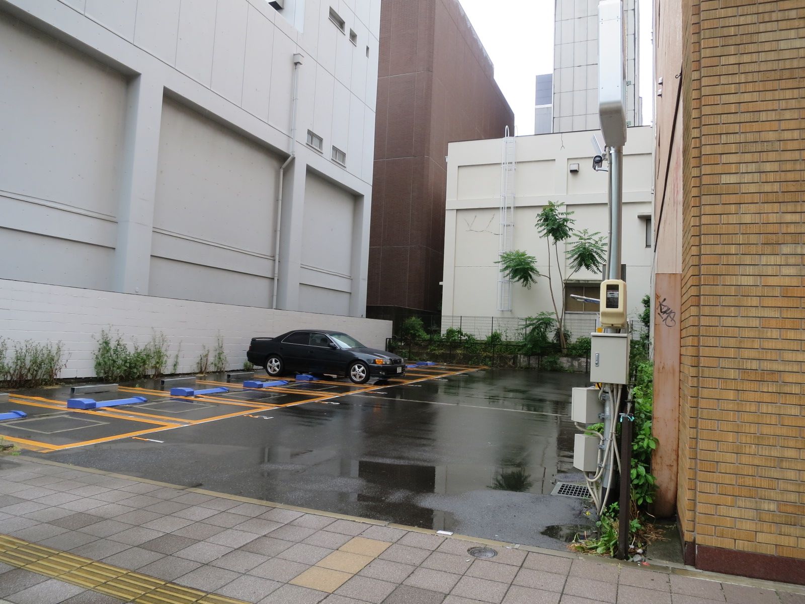 オフィスビル隣は有料駐車場