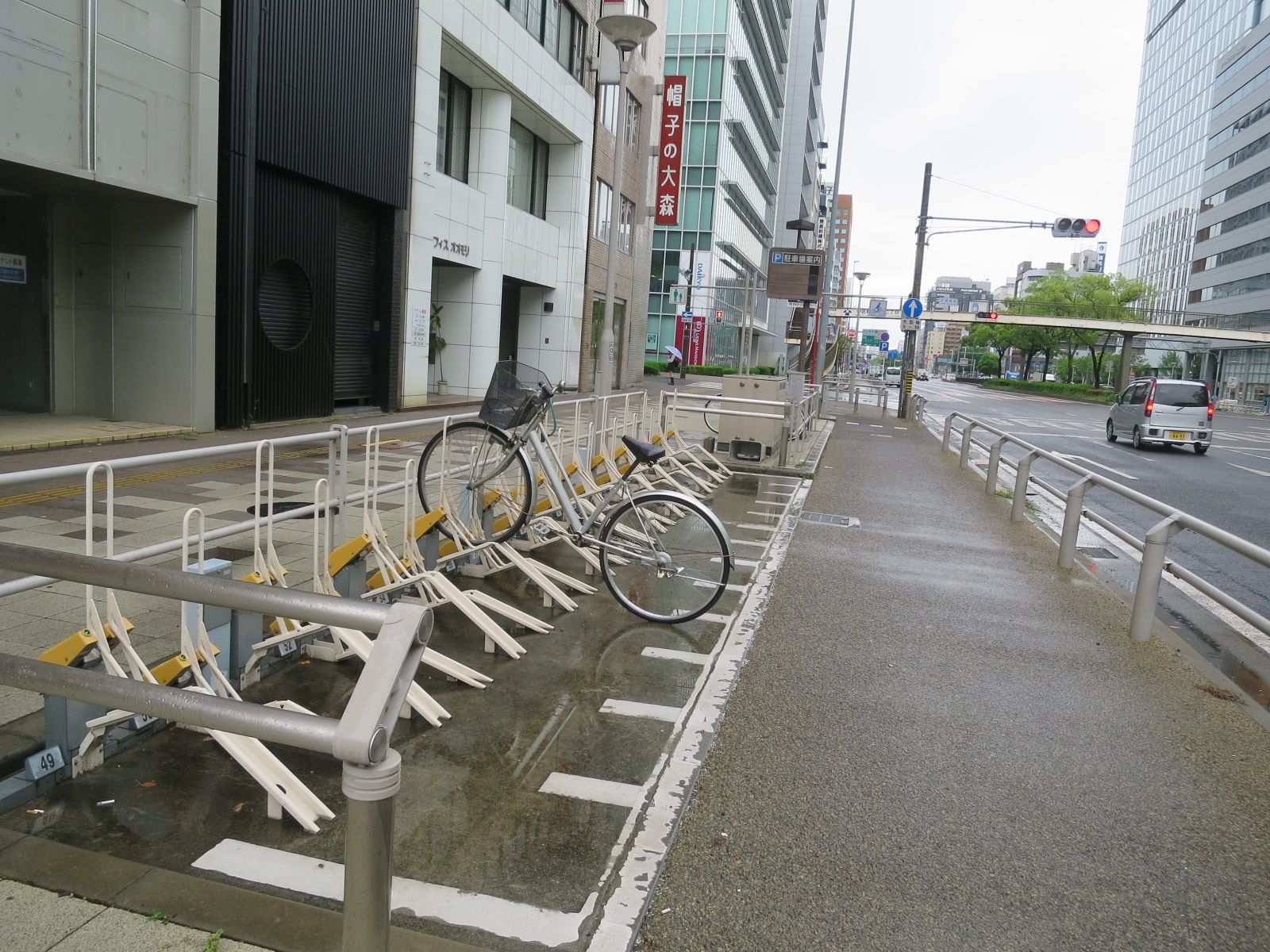 駐輪スペースがあるほど幅のある歩道