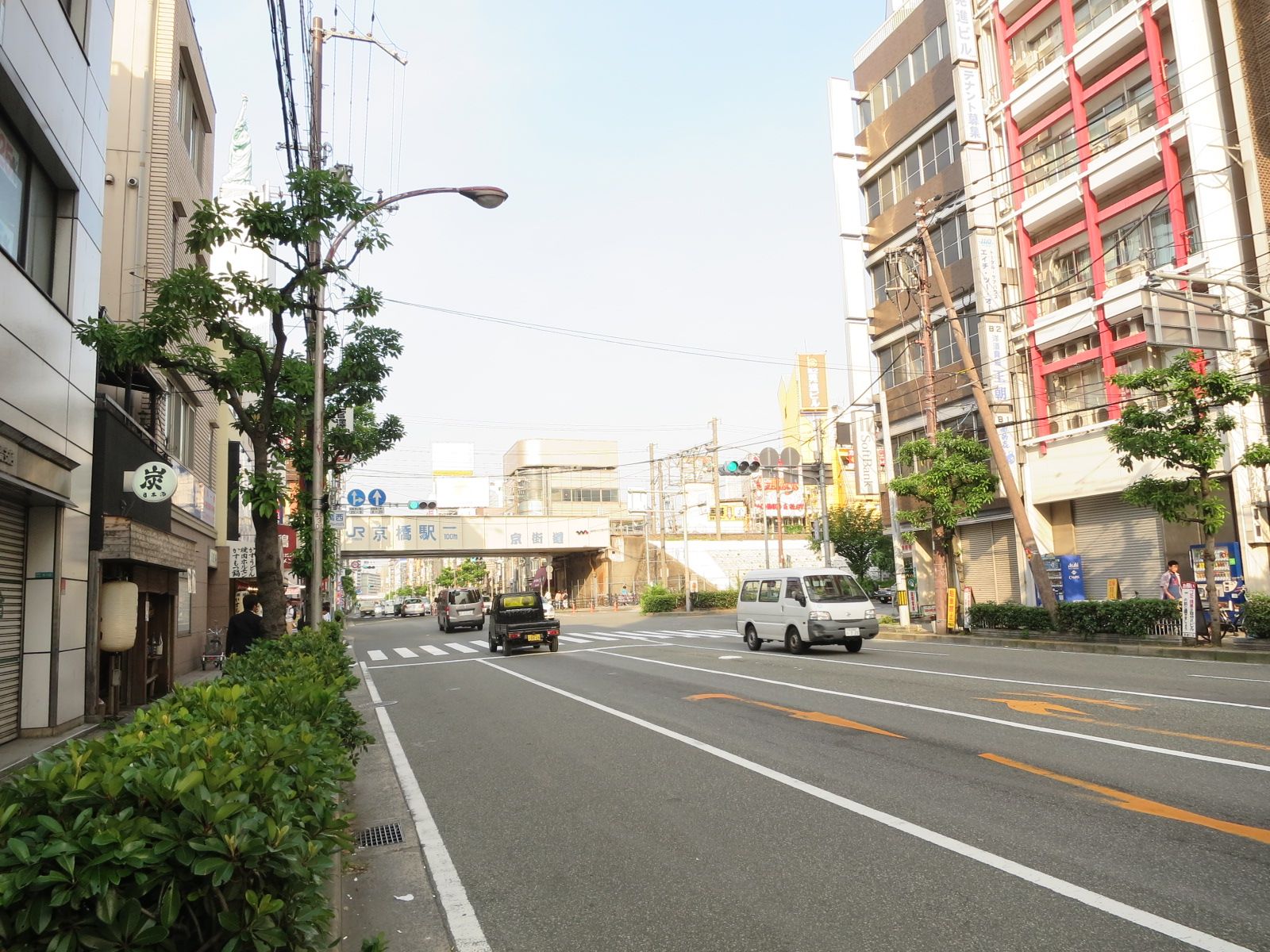 京橋駅周辺には携帯ショップ、銀行なども充実