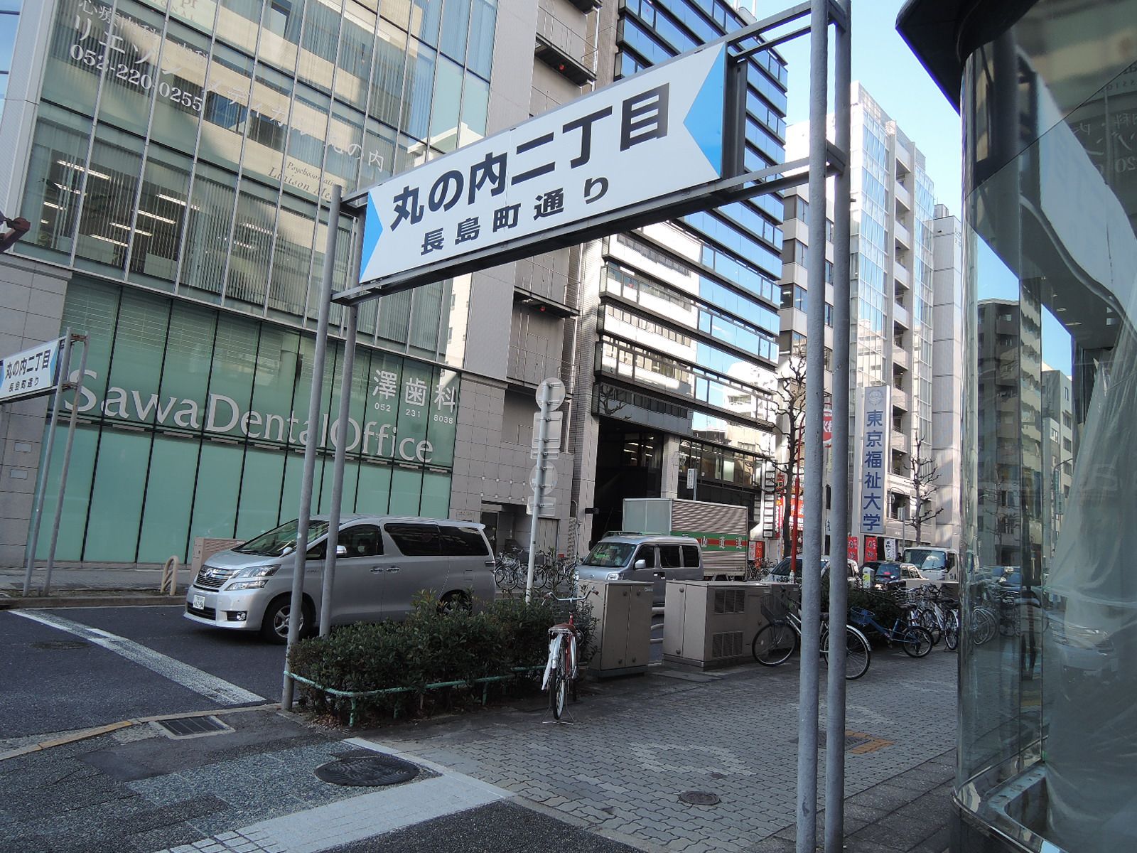 オフィスビル前の幅に余裕のある歩道