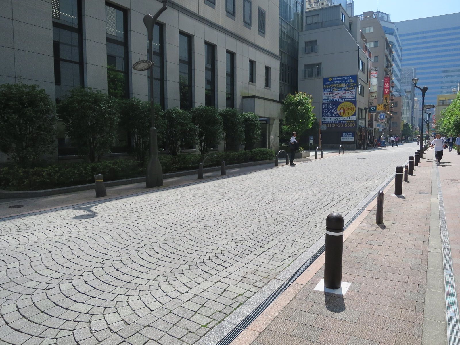 三和港南ビル前面の通り