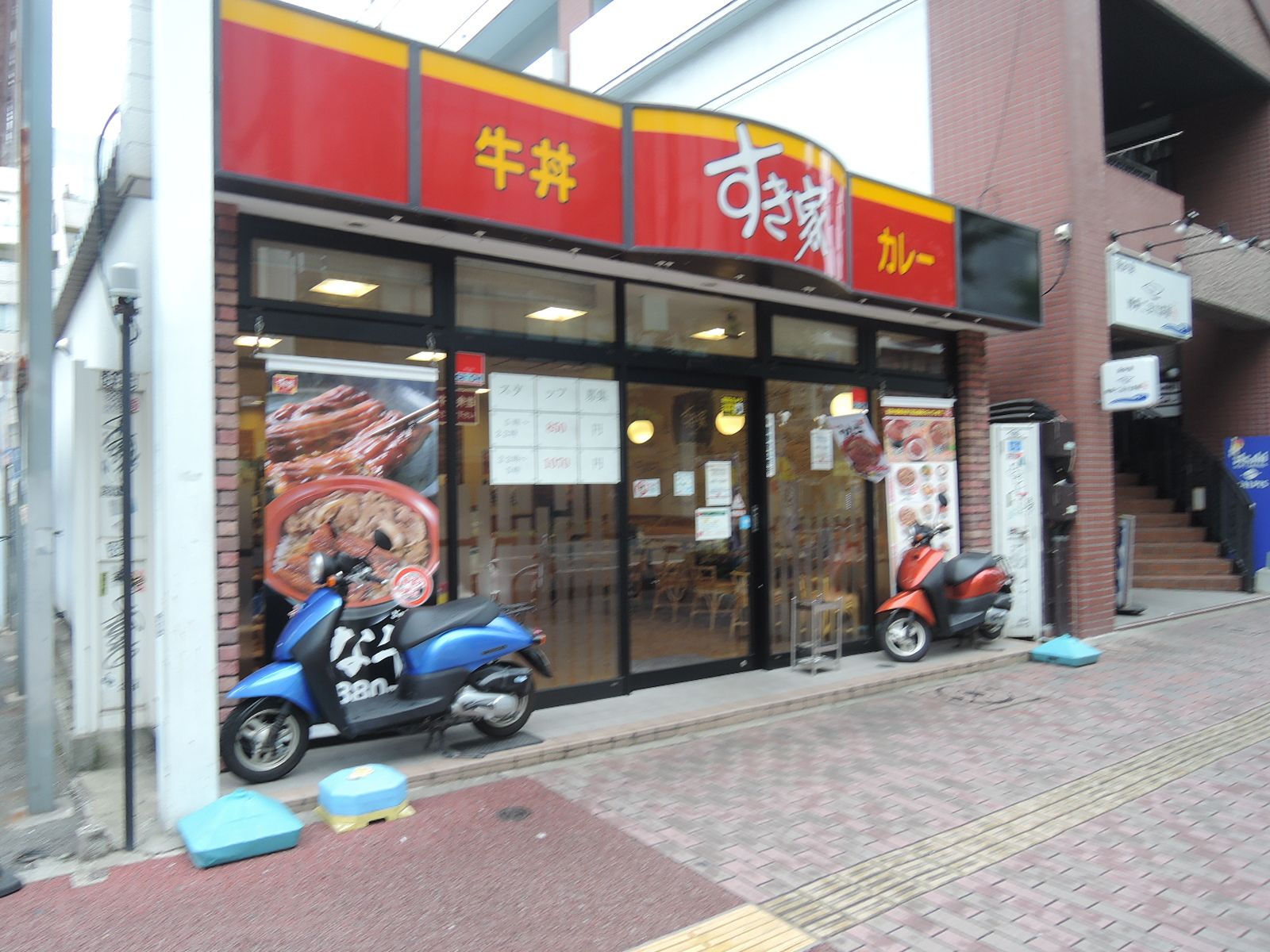 近くに飲食店あり