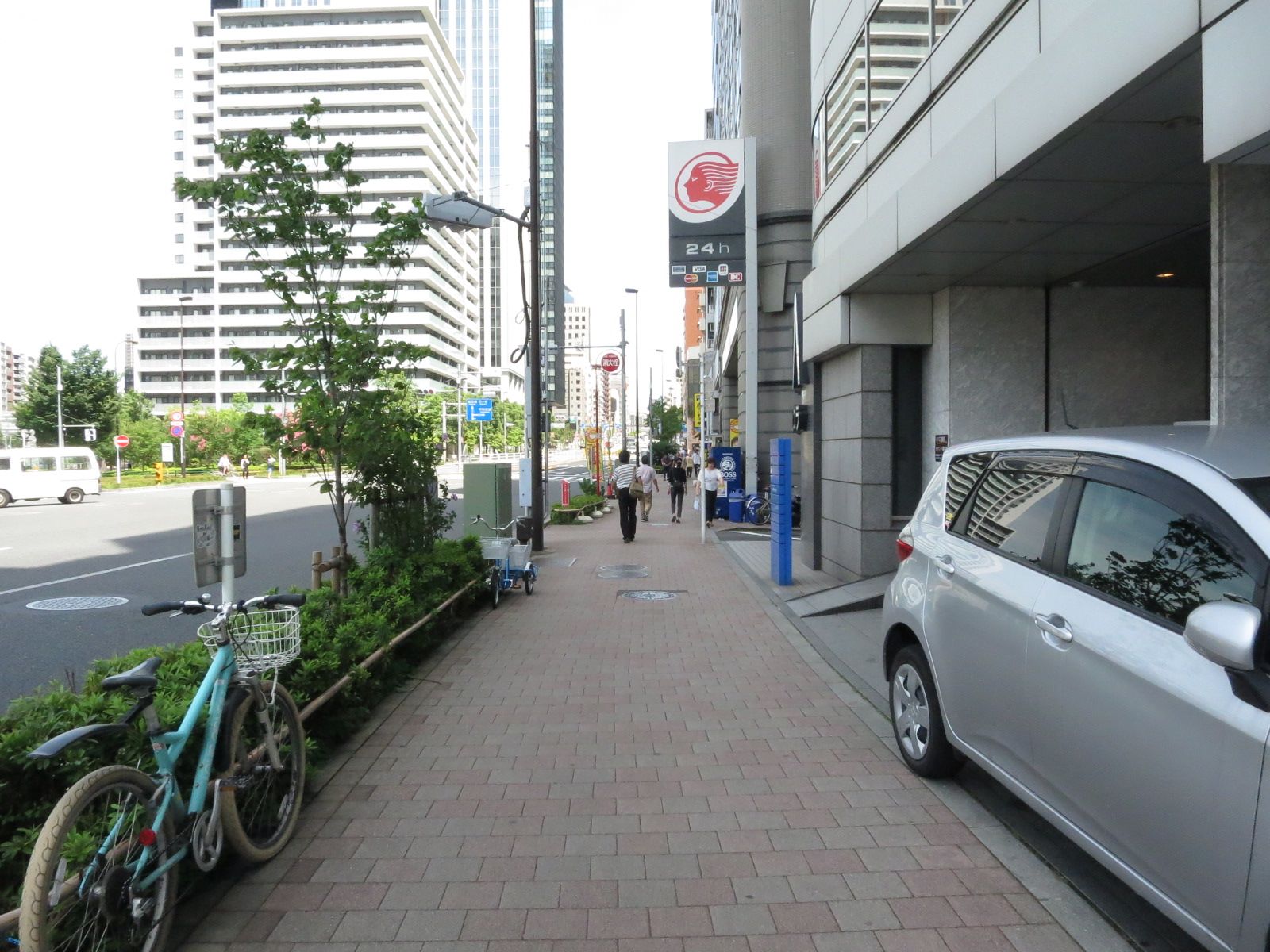 イマス西新宿ビル前面の通り