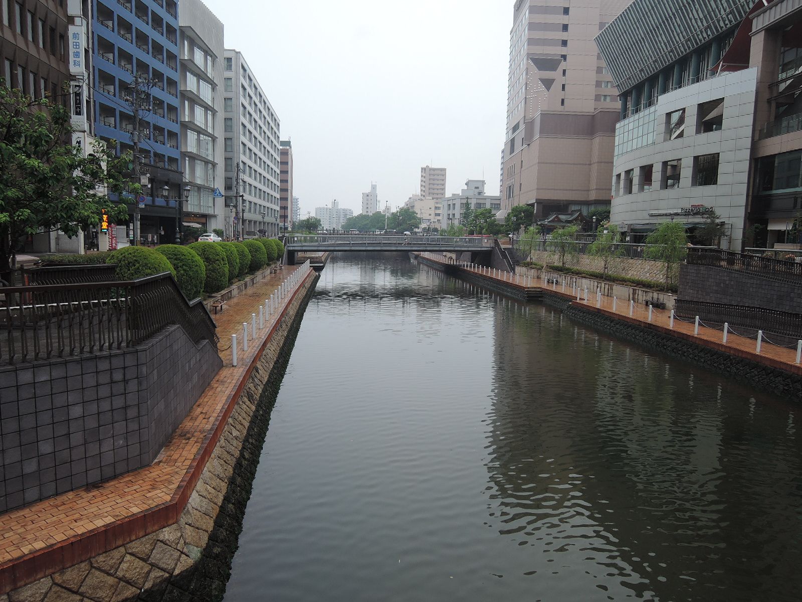 ビル前を流れる那珂川
