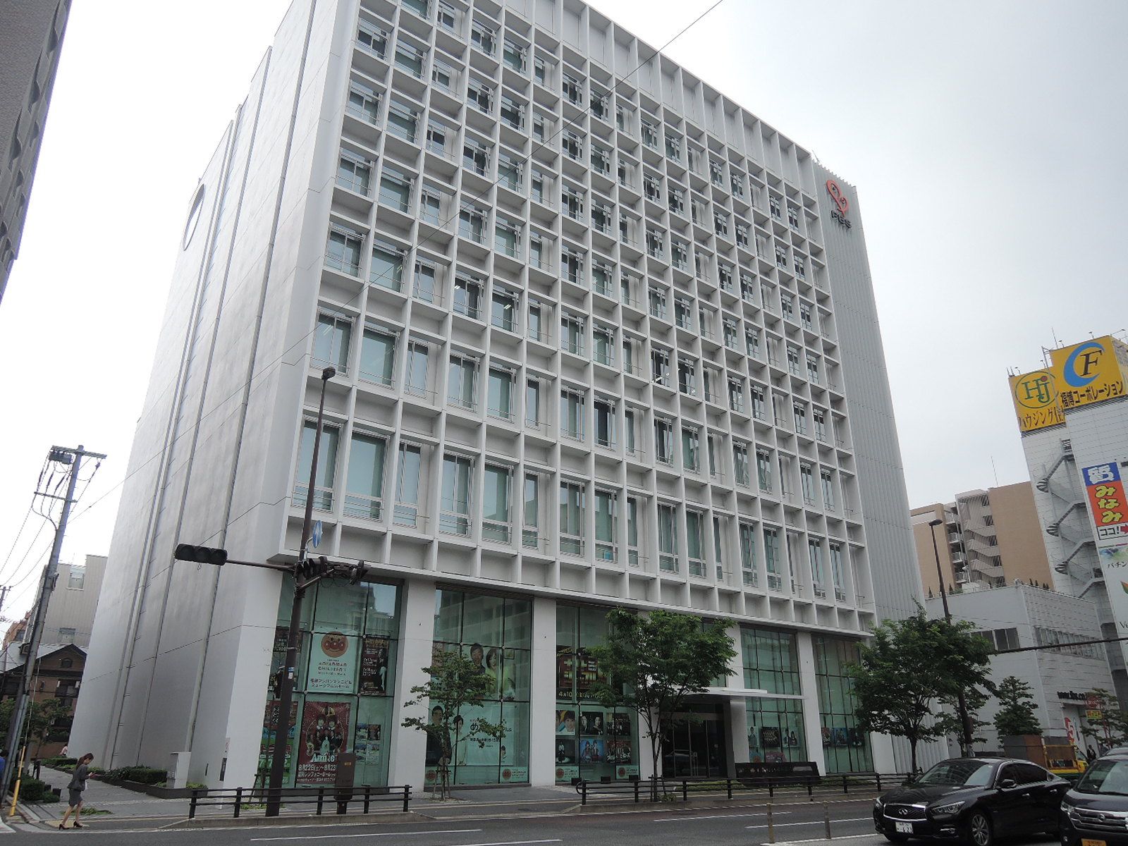隣接する福岡放送本社