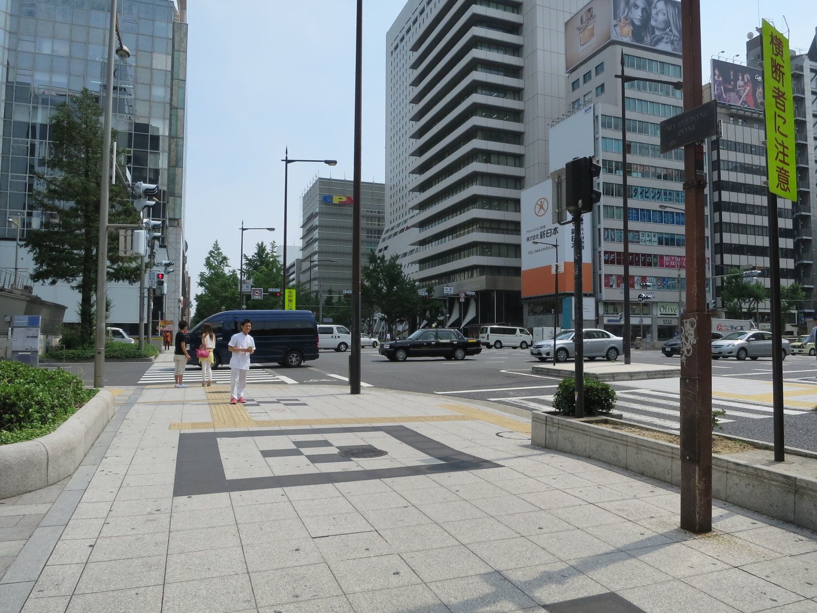 オフィスビル前面道路