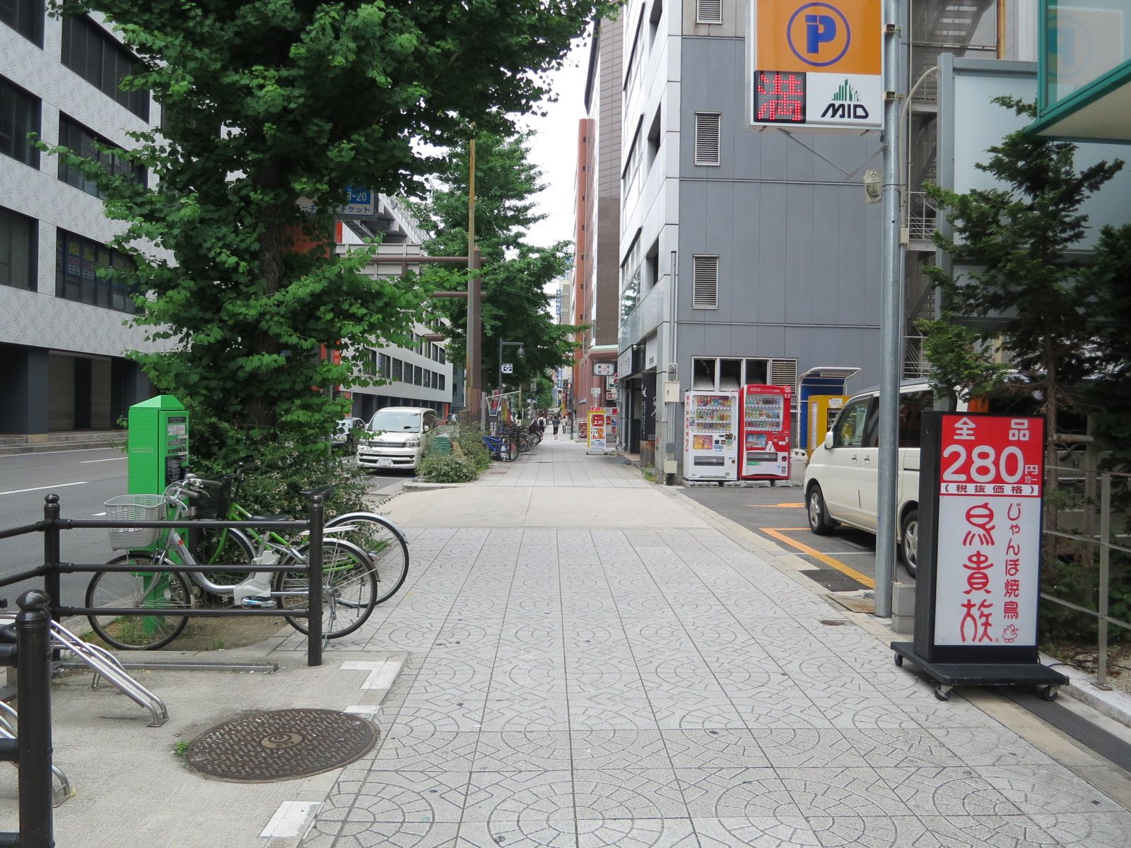 ビル前道路