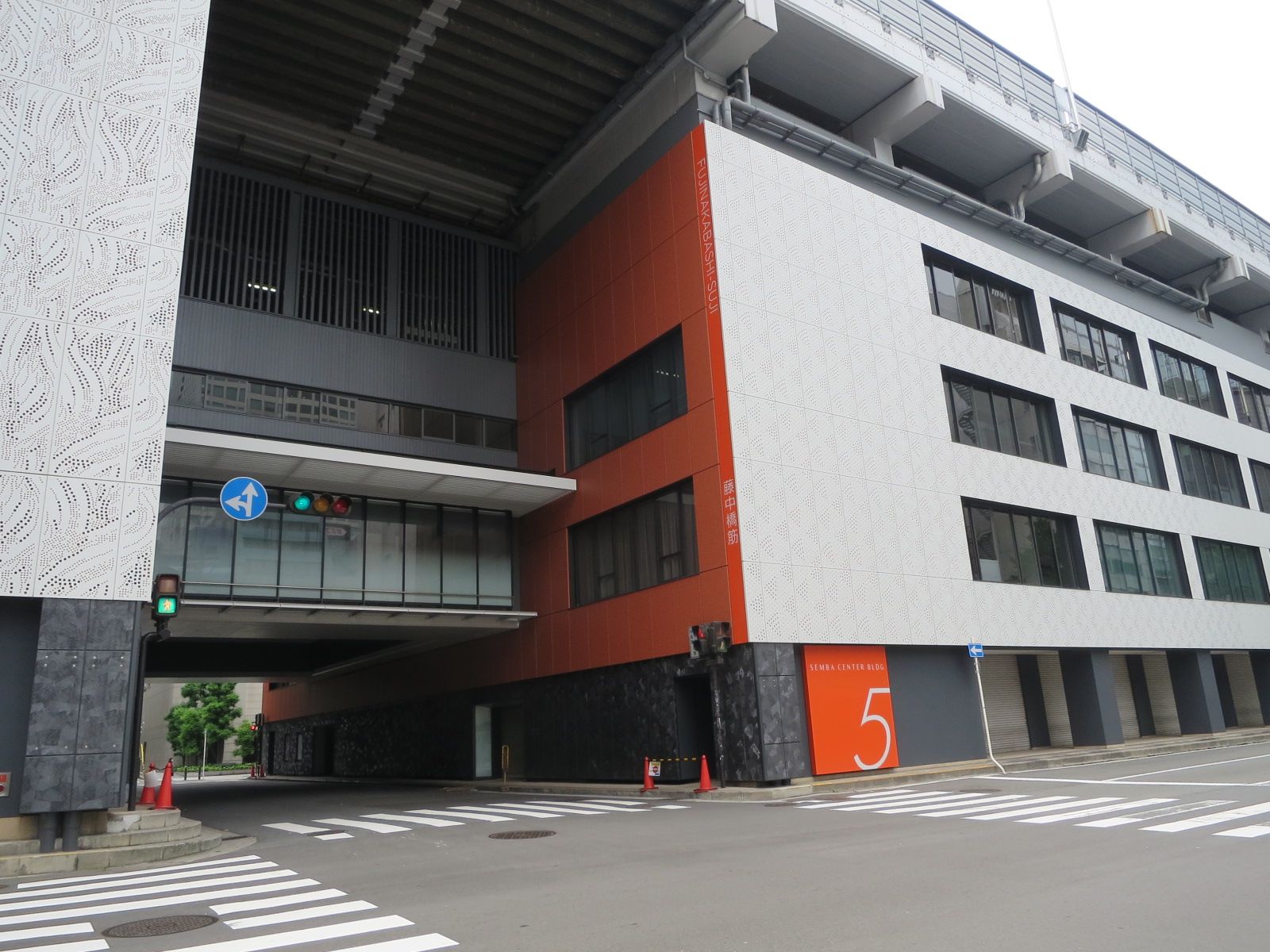 ビル向かいにある船場センタービル