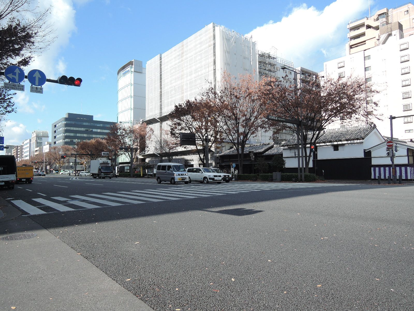 前面の広々とした道路