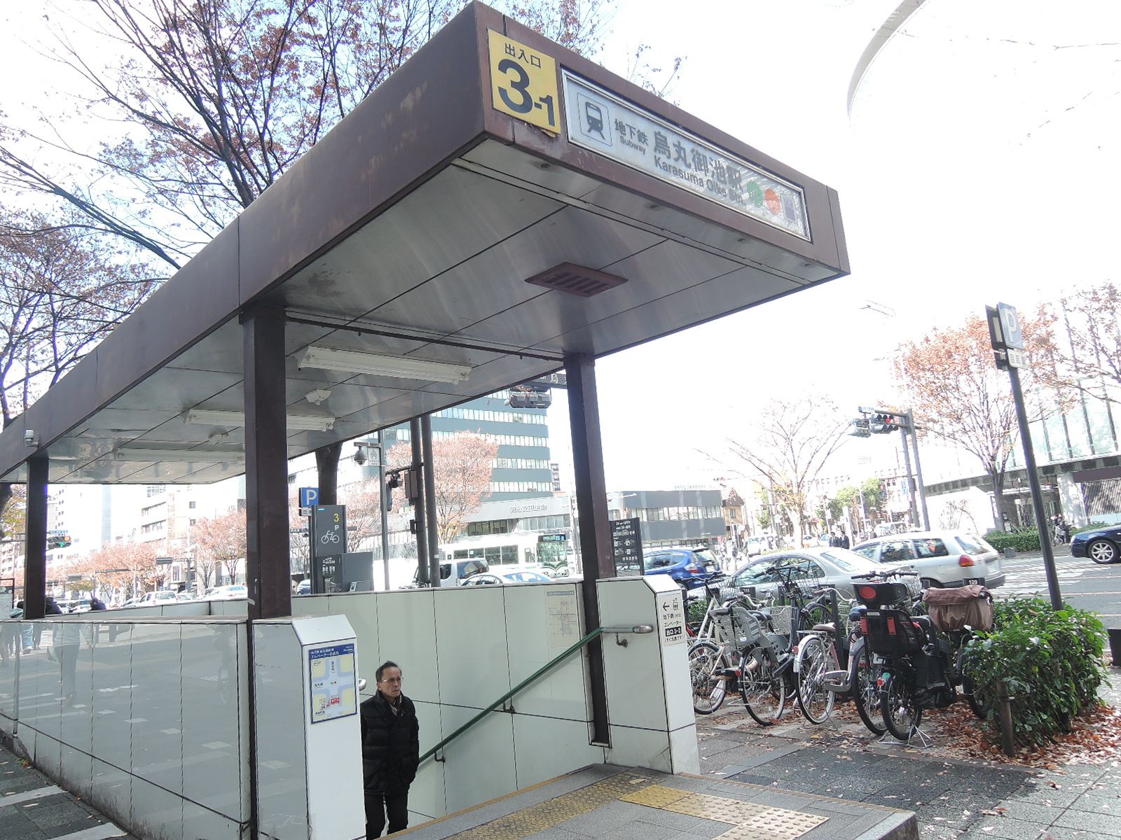 最寄りの「烏丸御池駅」