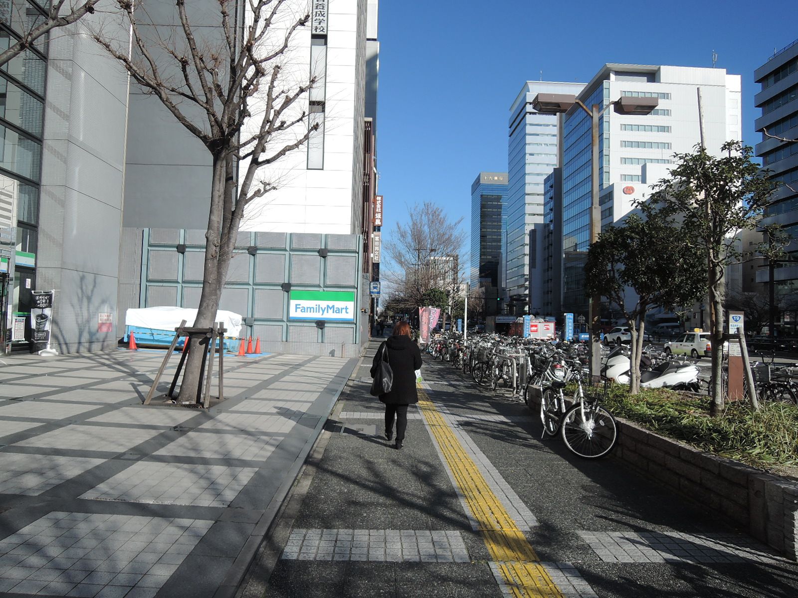 オフィスビル前面の歩道