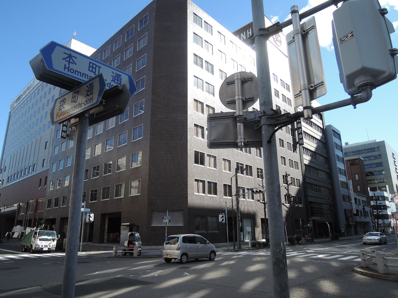 オフィスビル近くの交差点