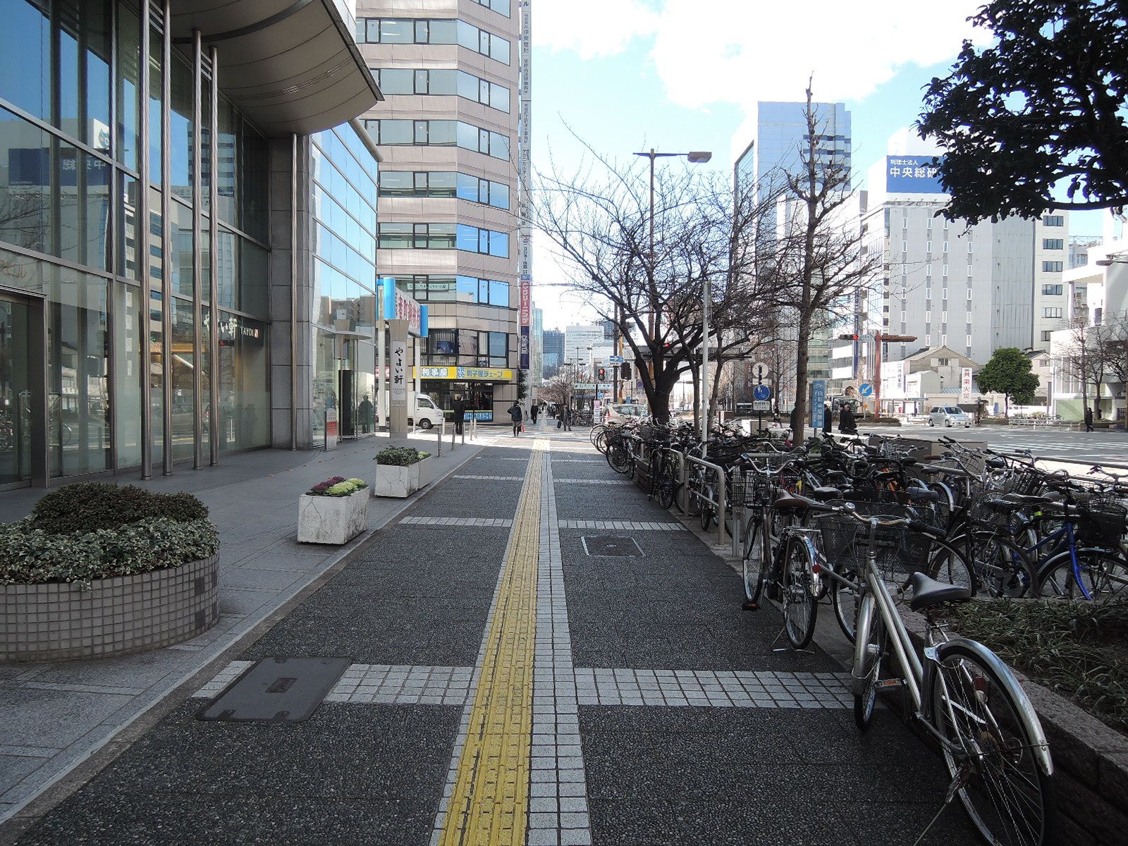 オフィスビル前面の歩道