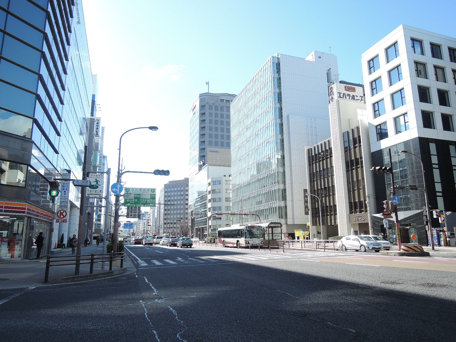 オフィスビル前面の大津通
