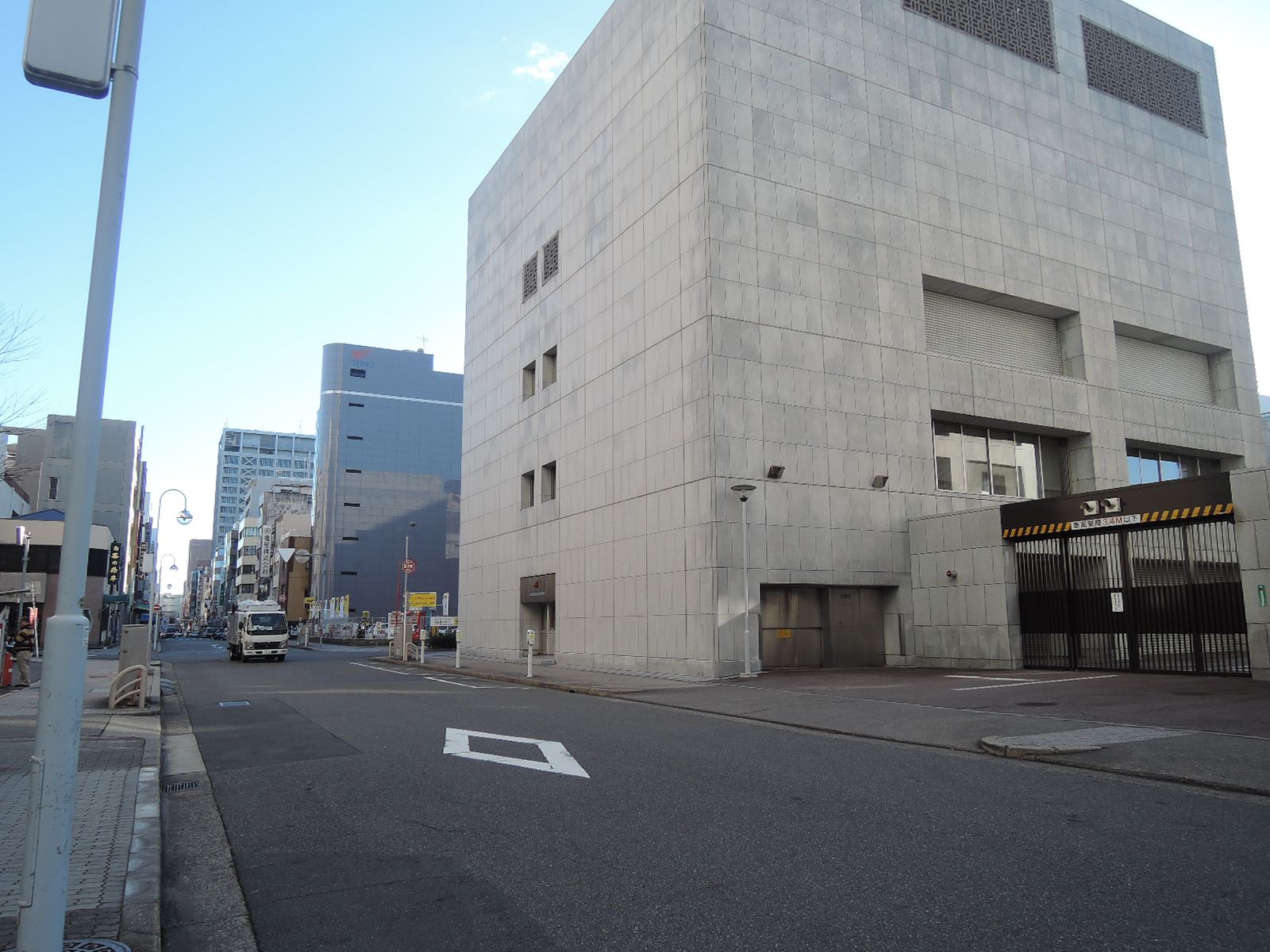 ビル裏通りの様子