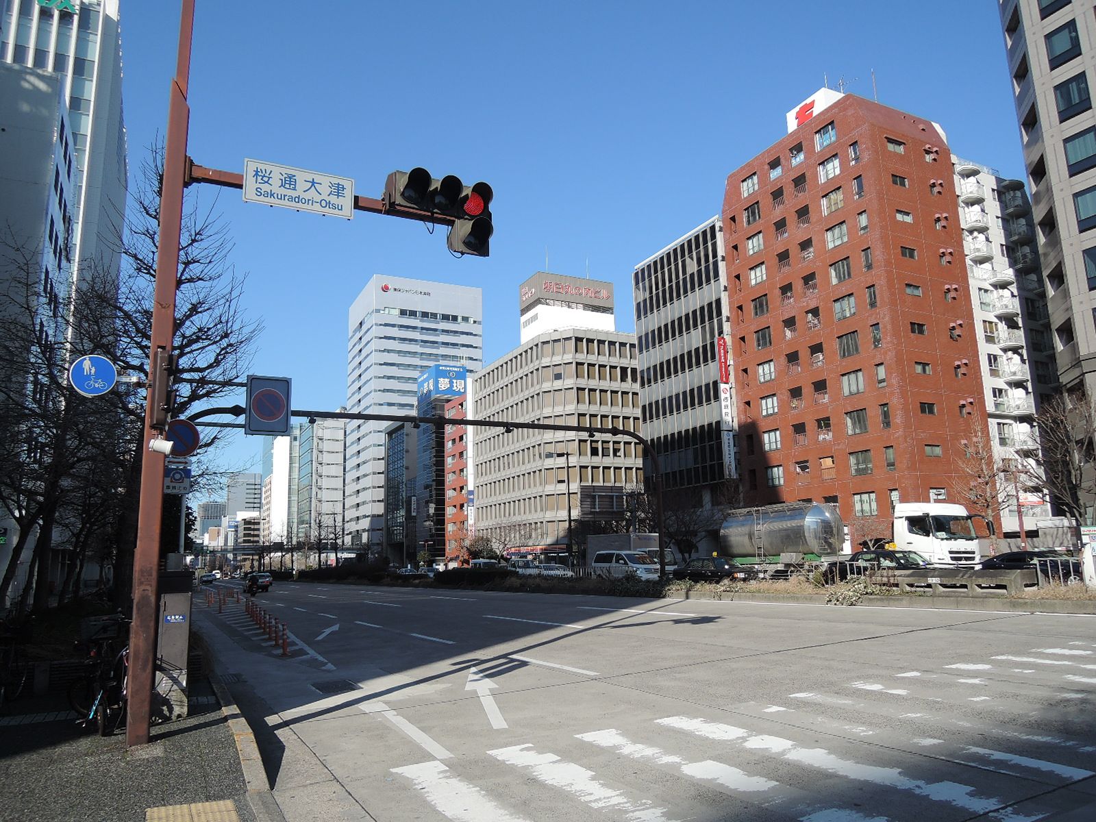 オフィスビル付近の桜通大津交差点