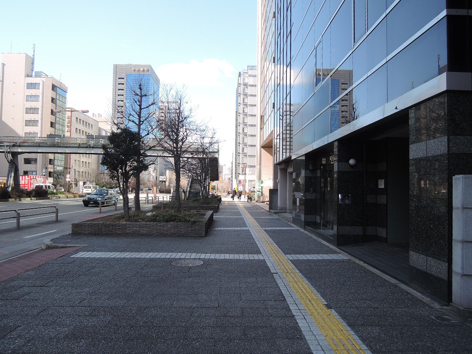 ビル目の前の歩道の様子