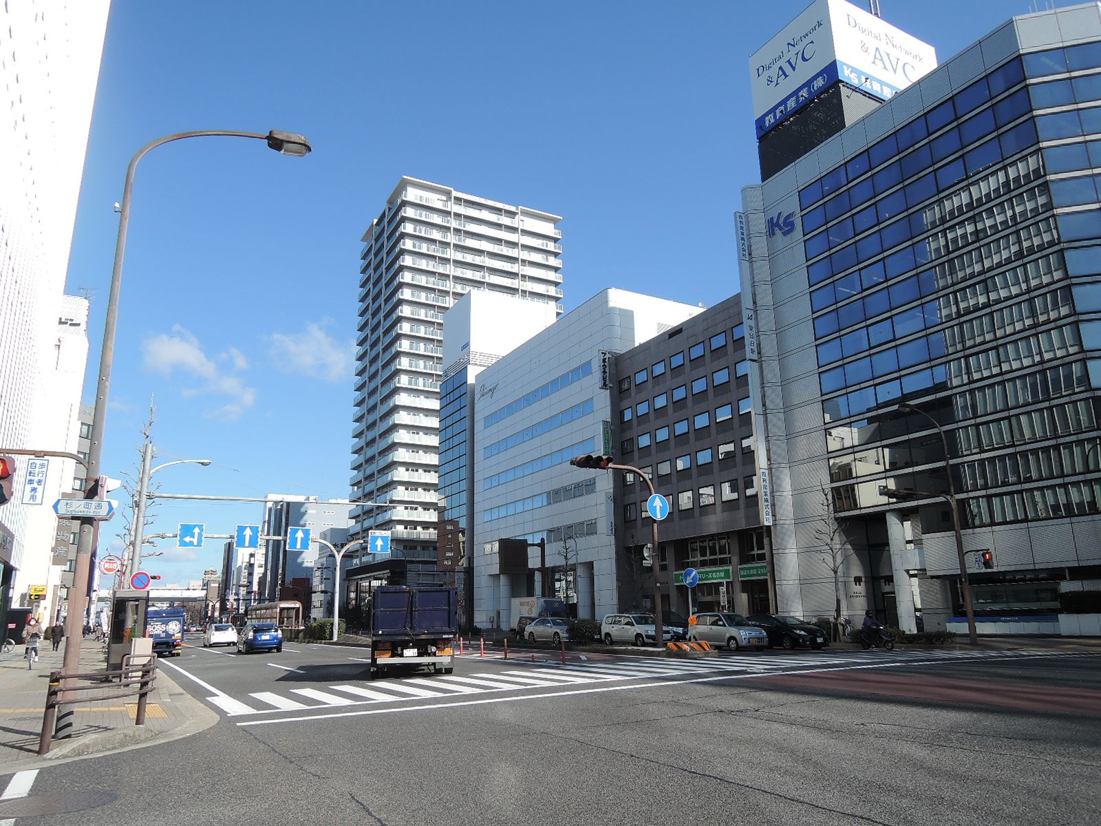 オフィスビル前面の杉の町通りの様子