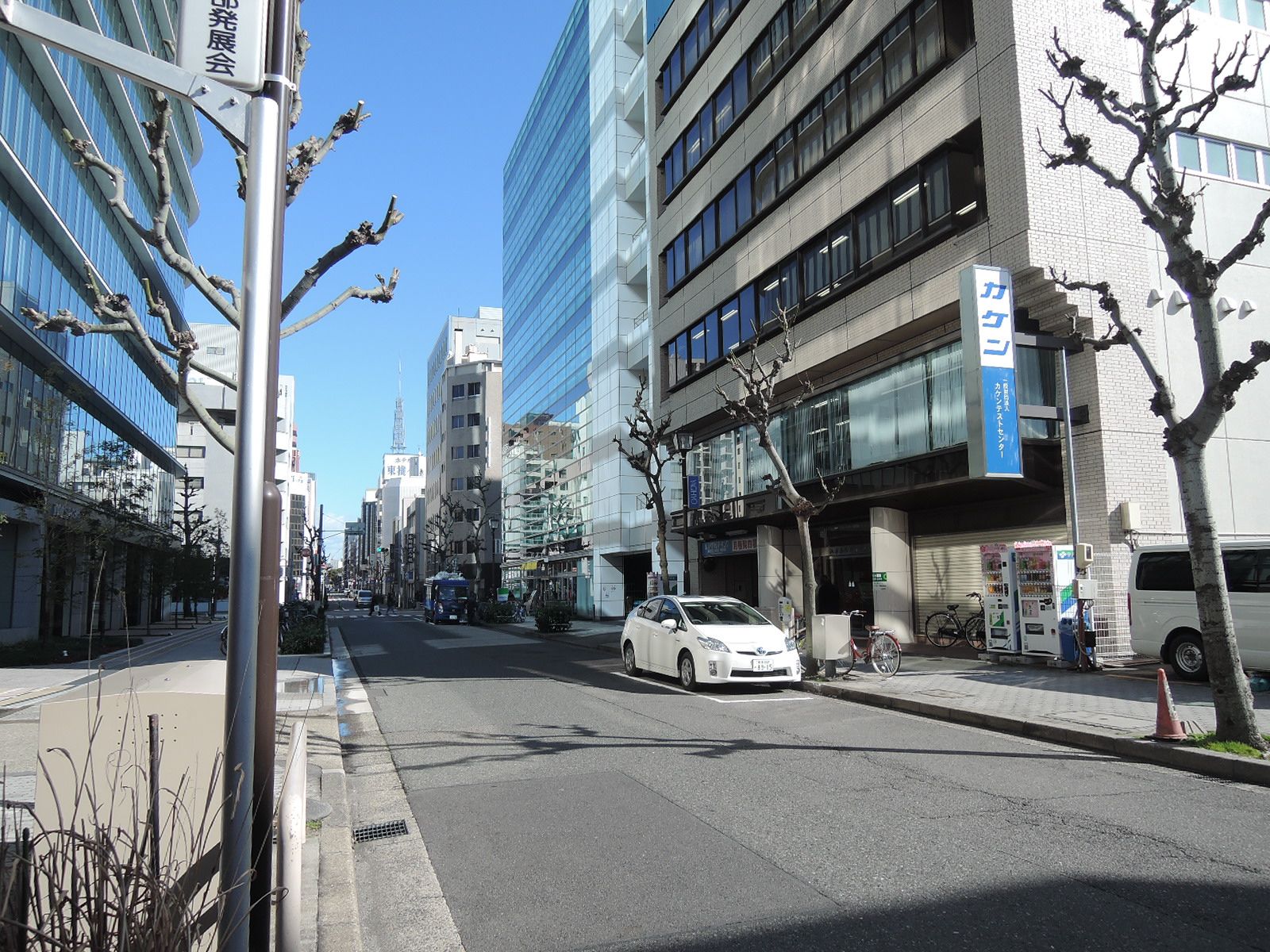 オフィスビル前面の伝馬町通り