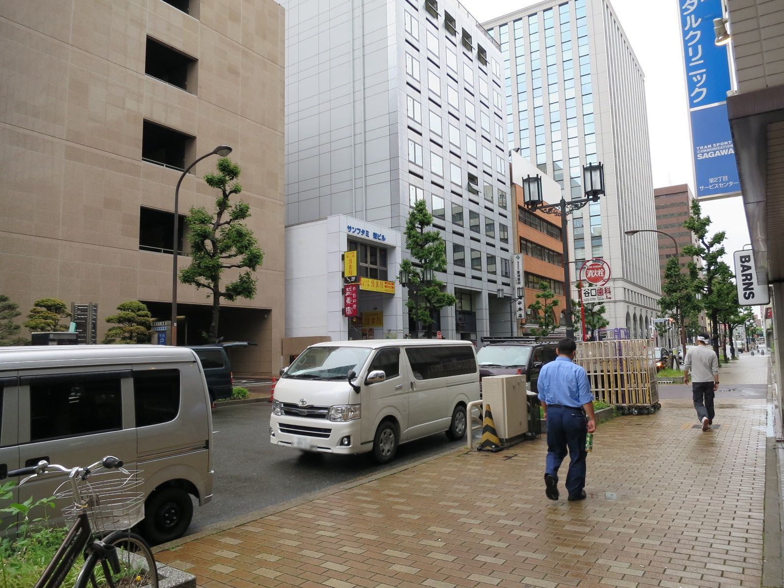 舗装された前面通り