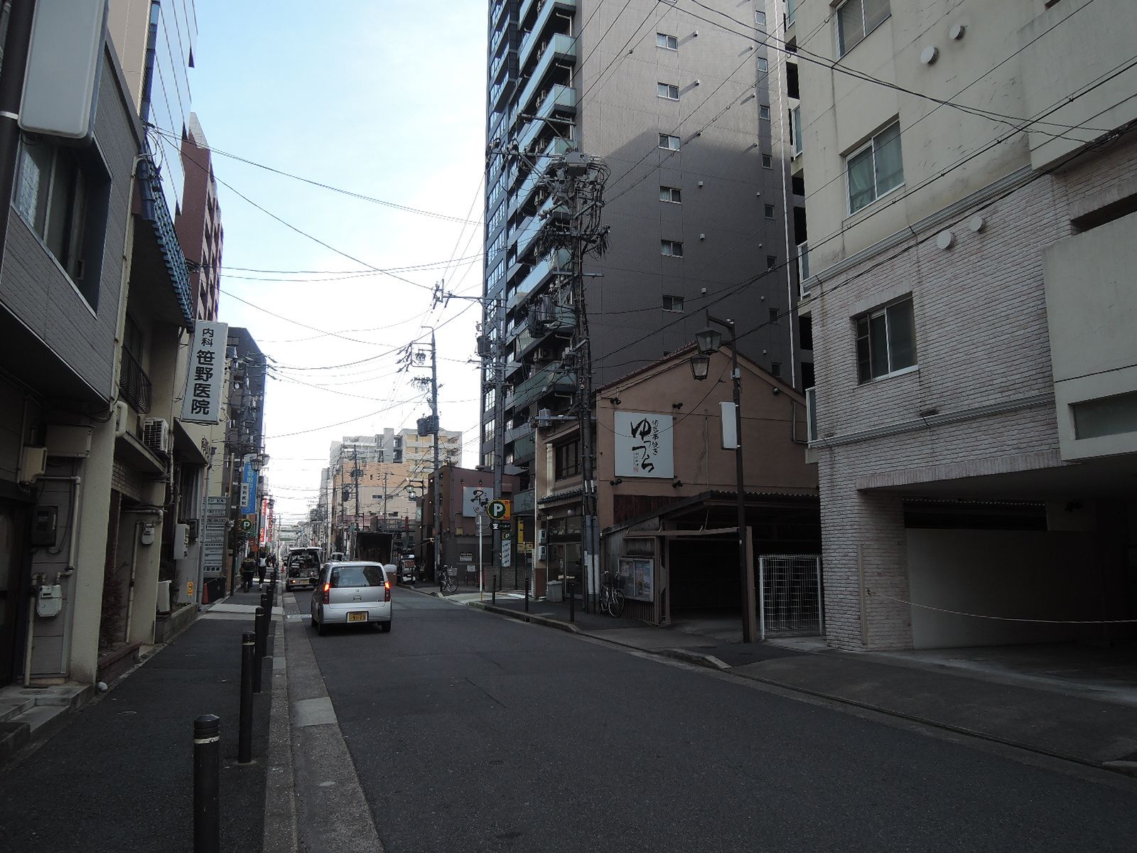 ハイエスト久屋ビル側面の歩道