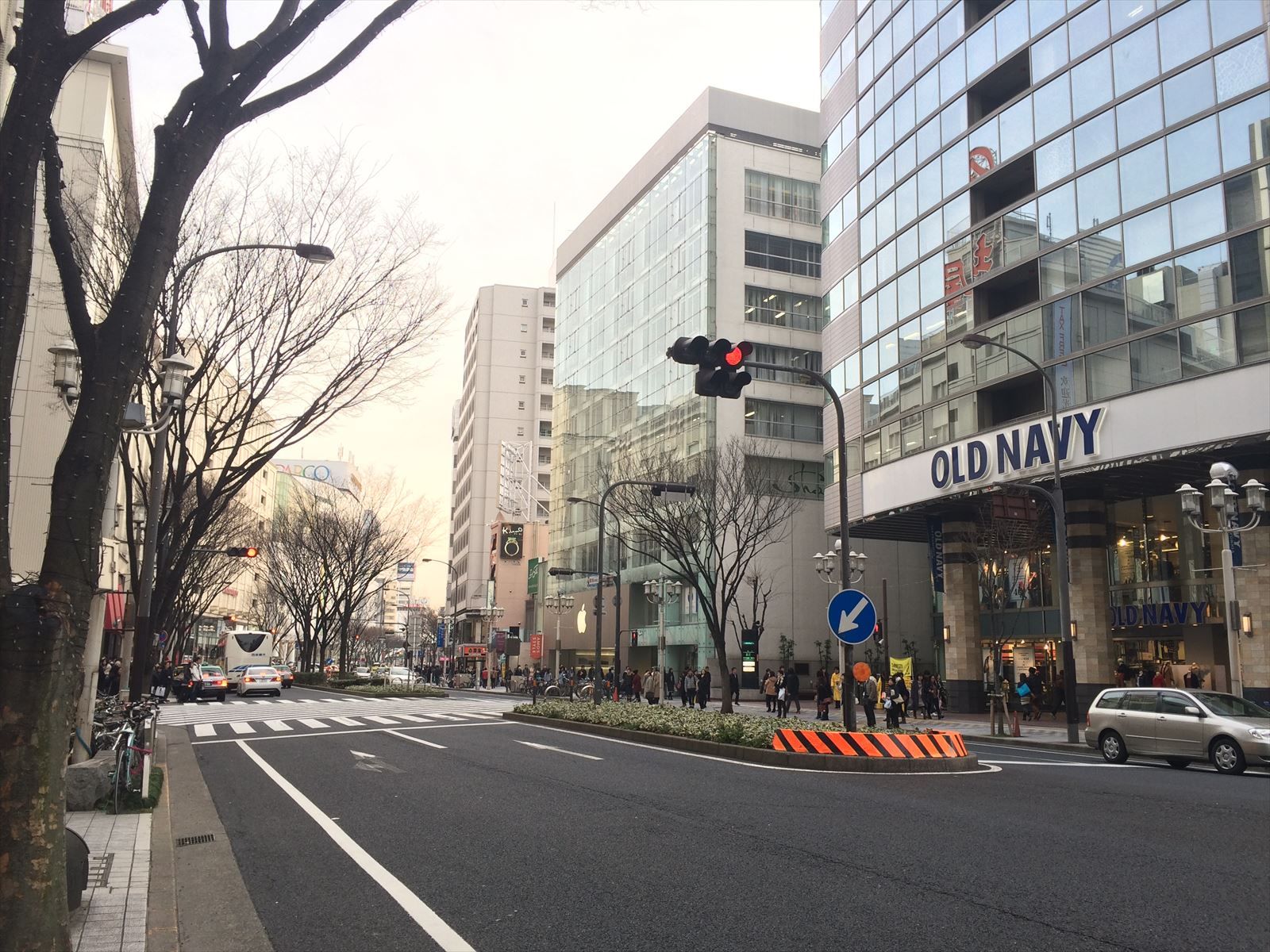 オフィスビル前面の大津通