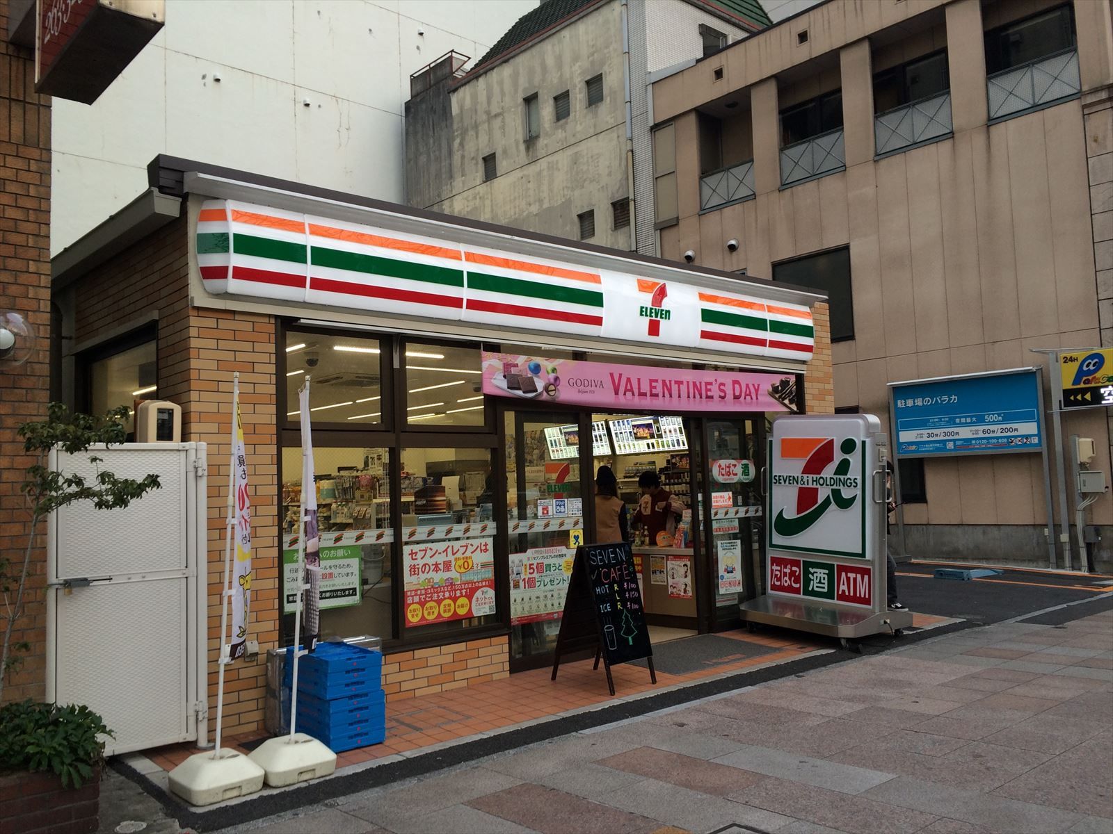 オフィスビルの隣にコンビニ