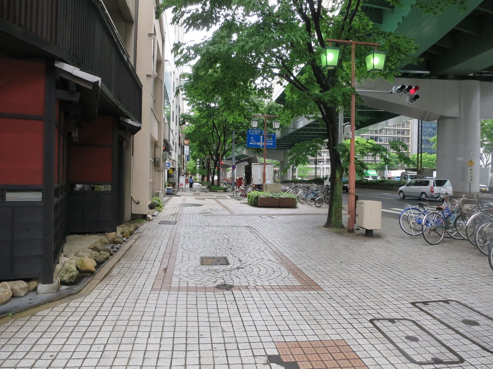 名駅KDビル前面の通り