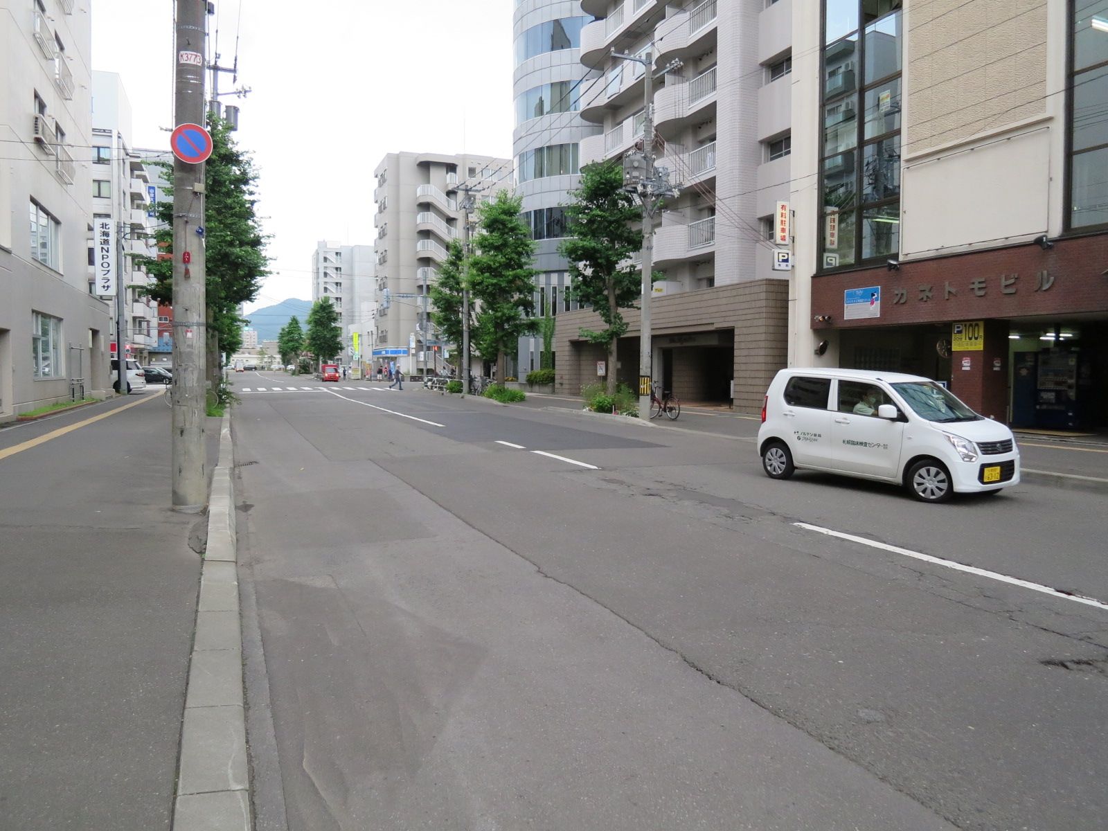 オフィスビル前面の通り