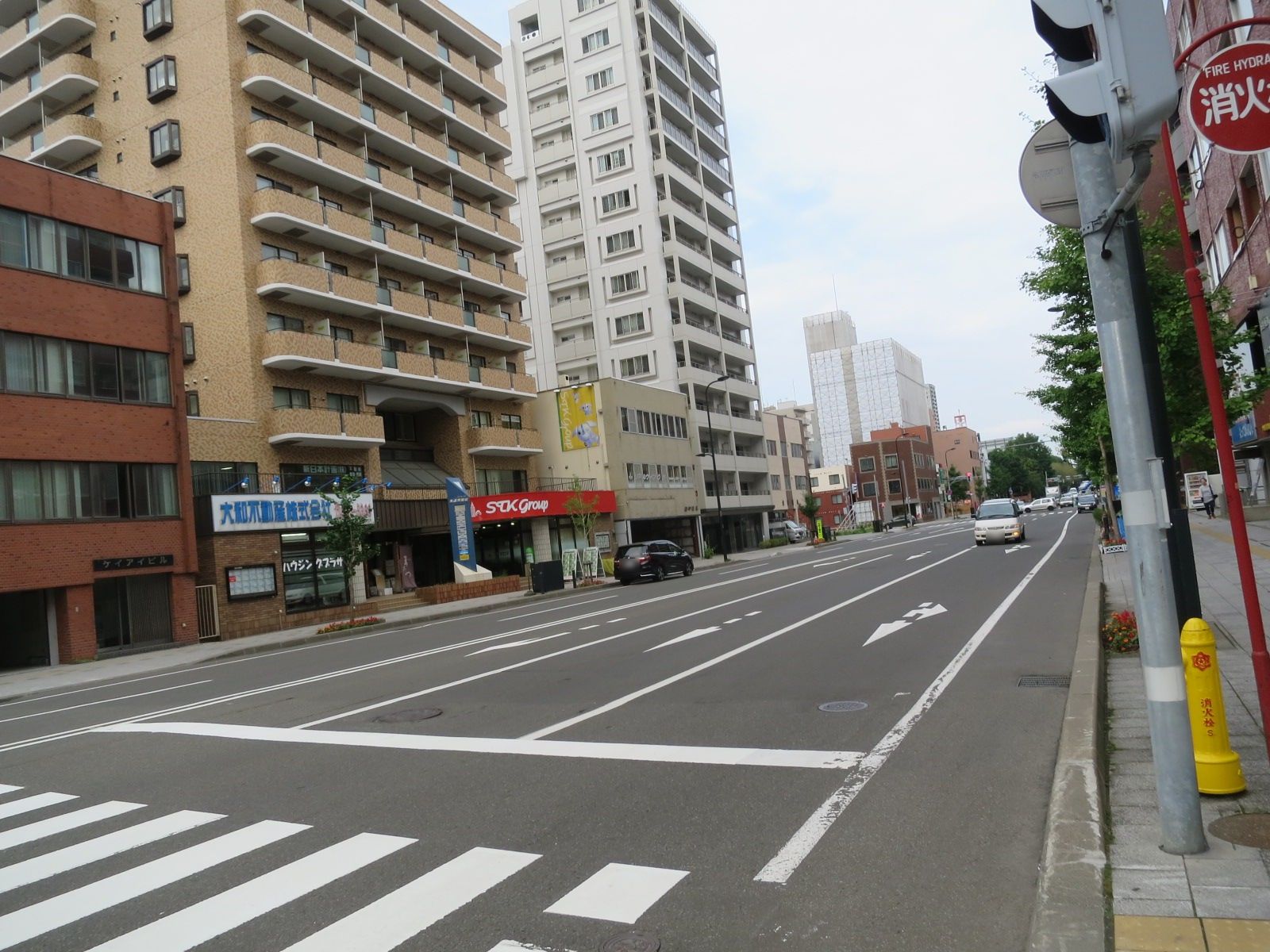 オフィスビル前面の通り