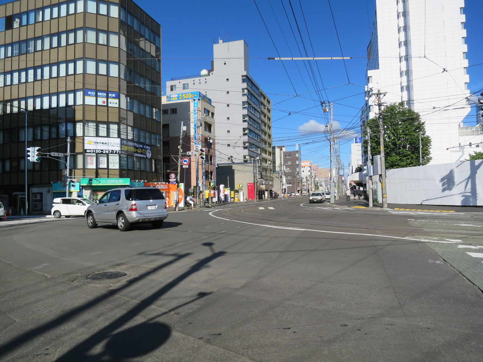 オフィスビル前面の南1条通