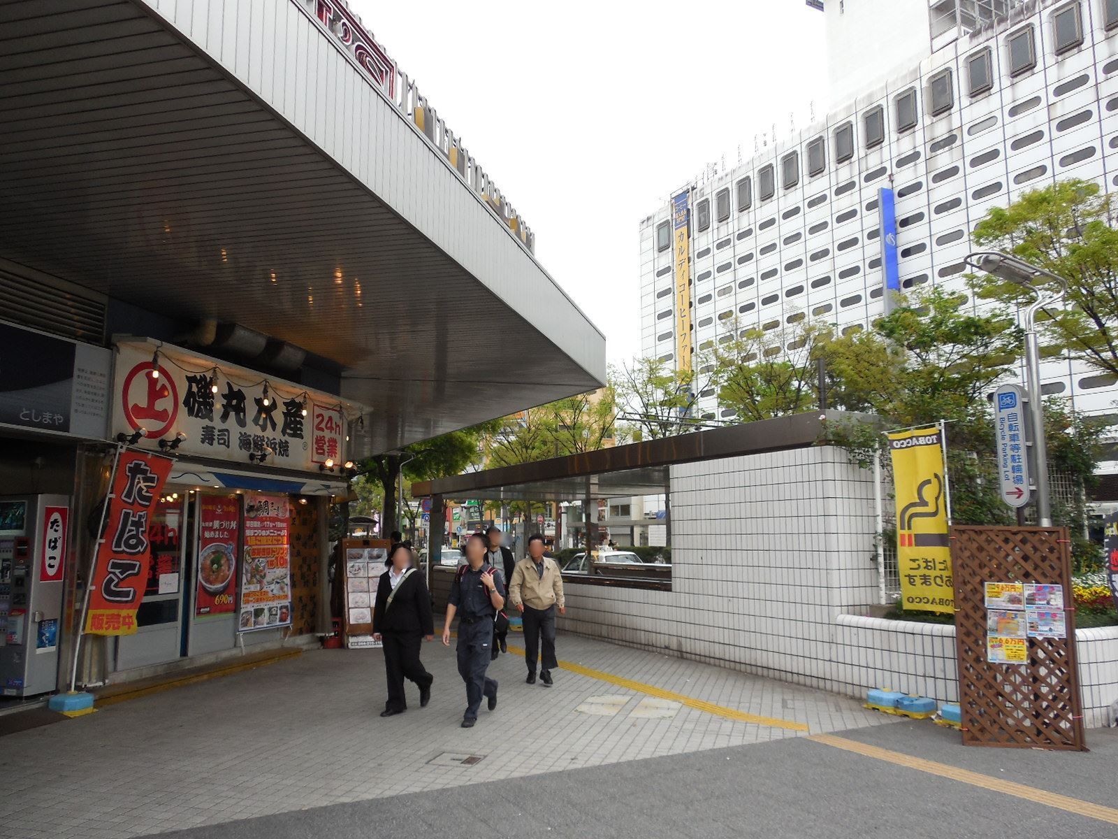 ビル斜め左前には大きな交差点があります