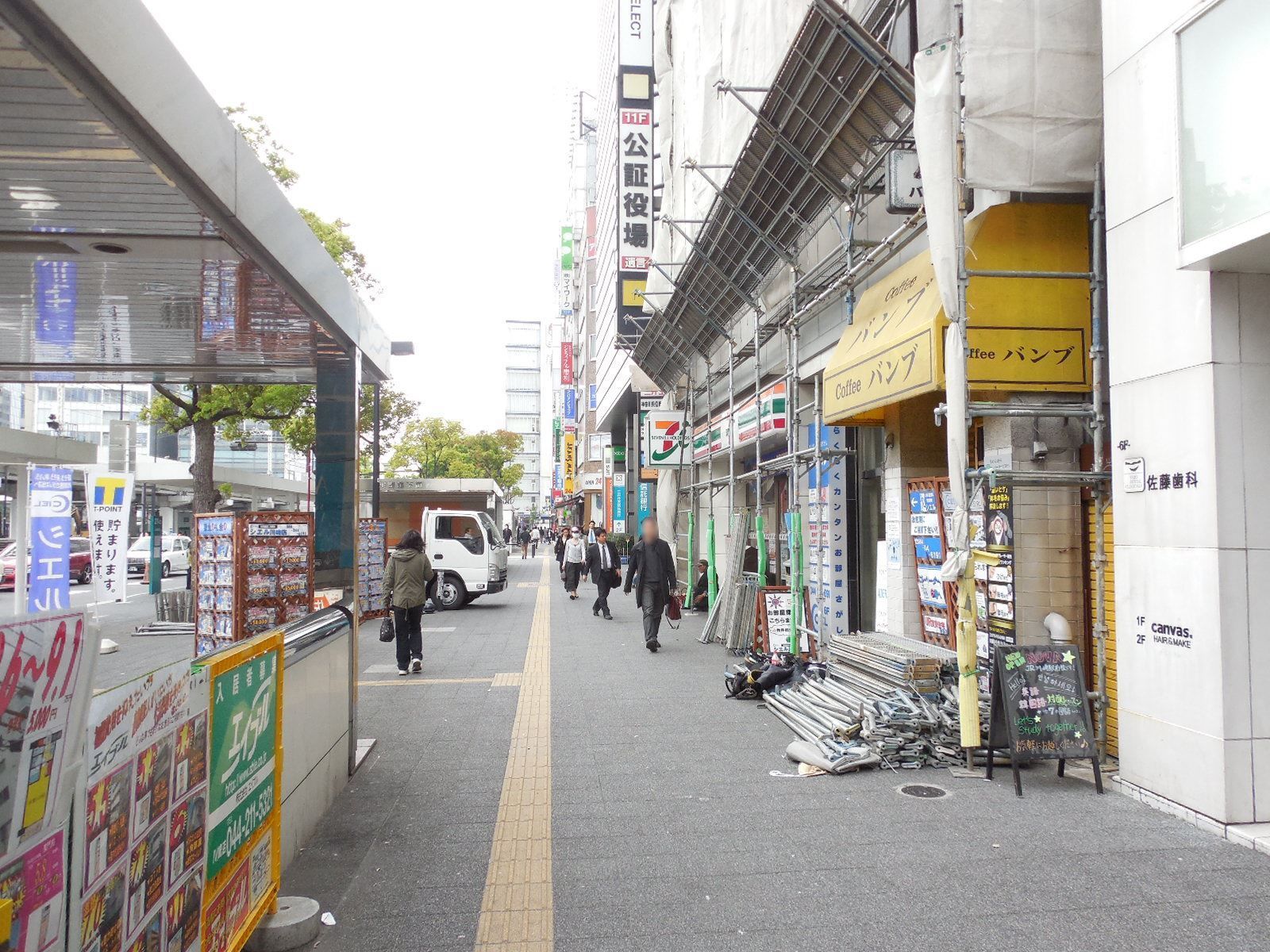 オフィスビル前面の歩道の様子