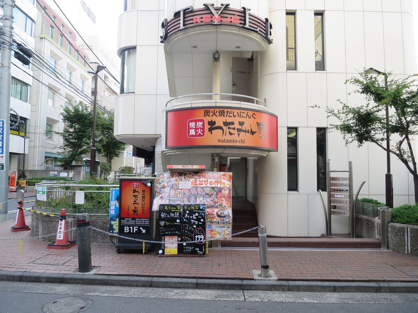 近くのビルに飲食店多数