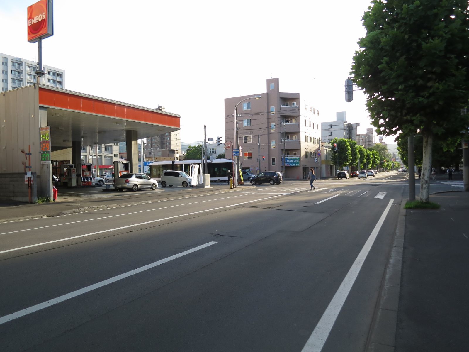 オフィスビル前面の通りの様子