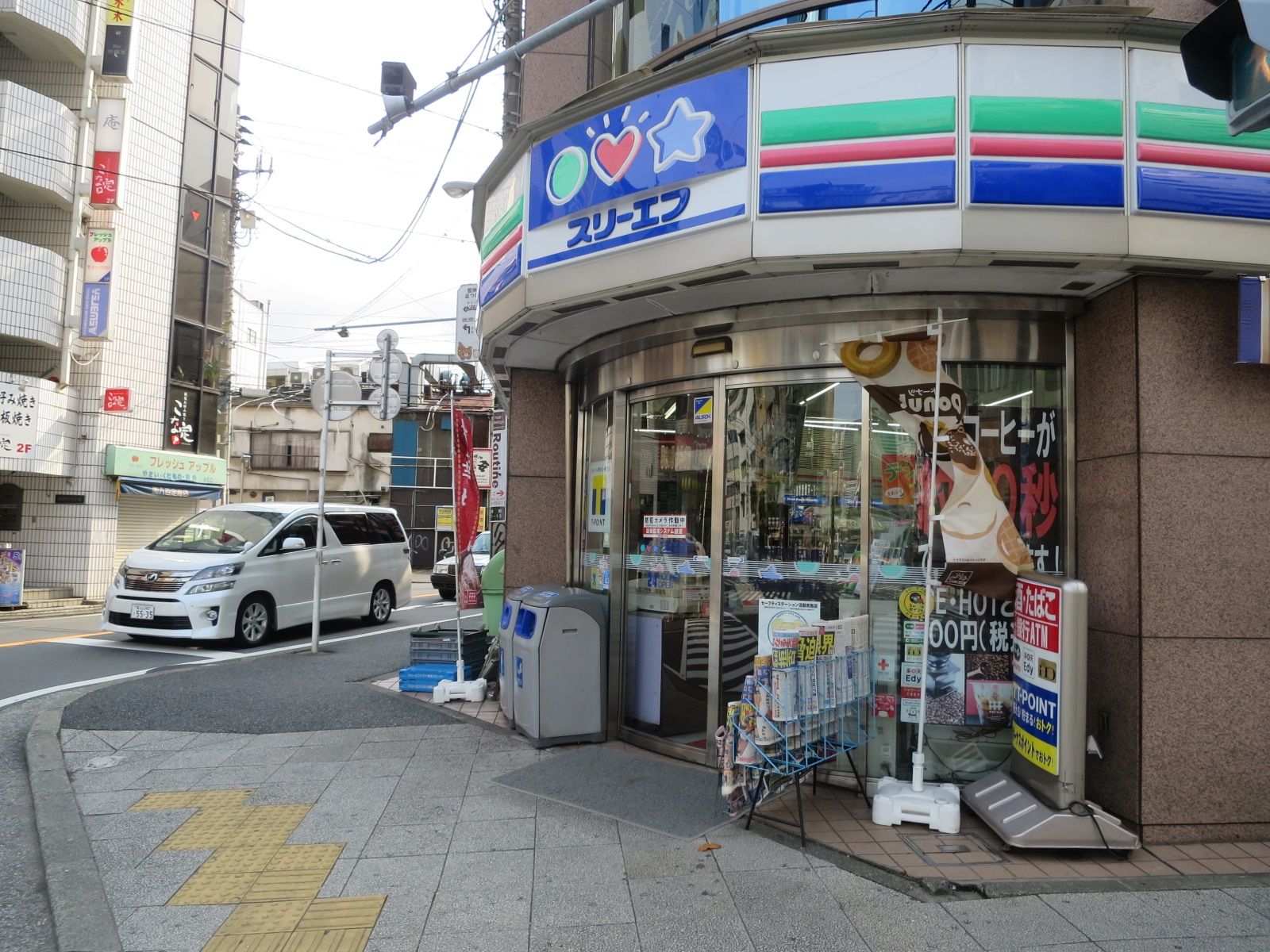 ビル正面交差点向かいにスリーエフ横浜西口店