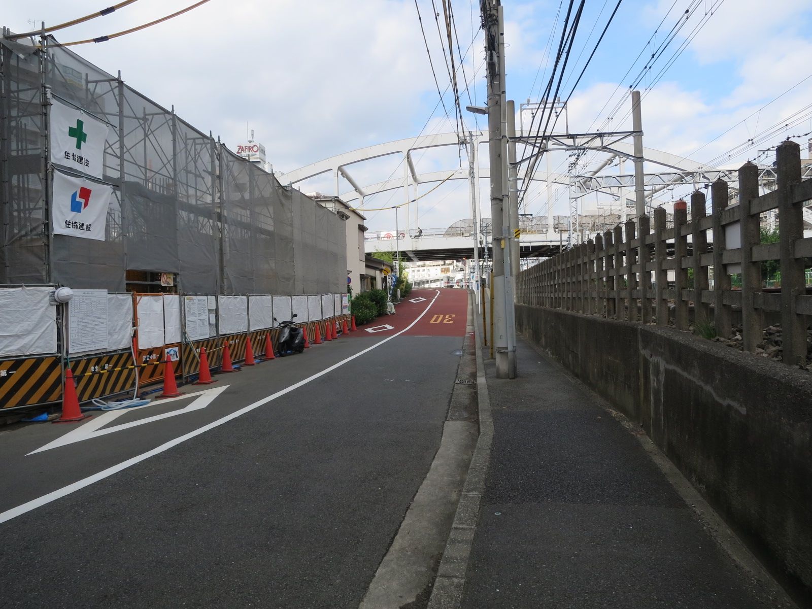 興和ビル前面の通り