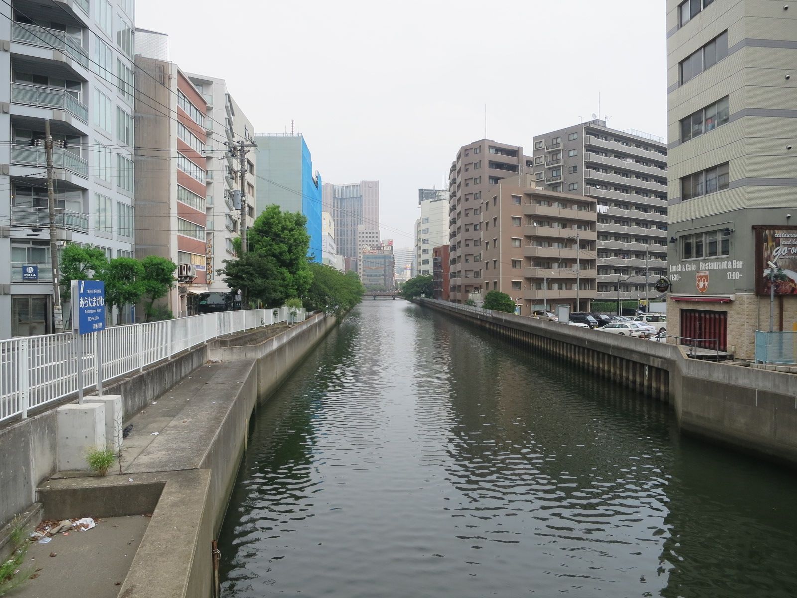 ビル横に流れる川