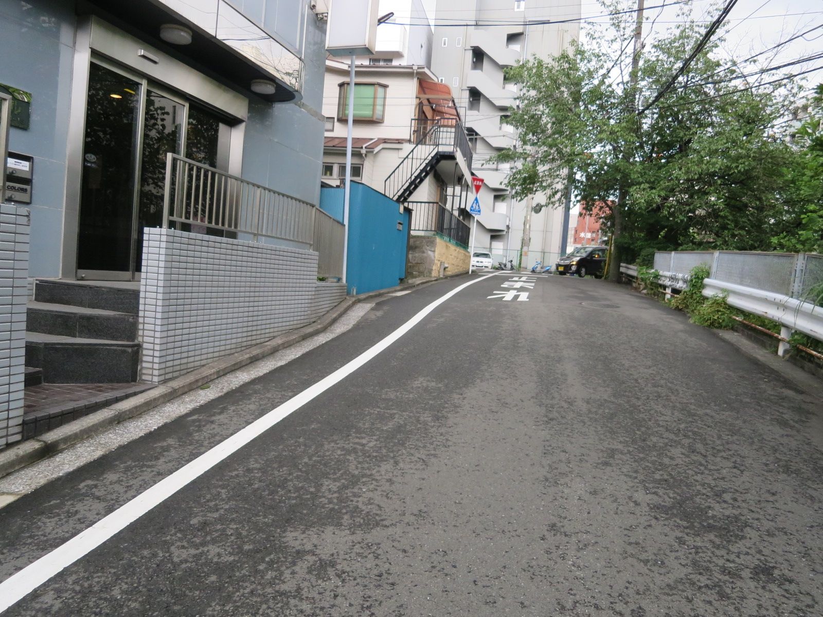 オフィスビル前面の通り