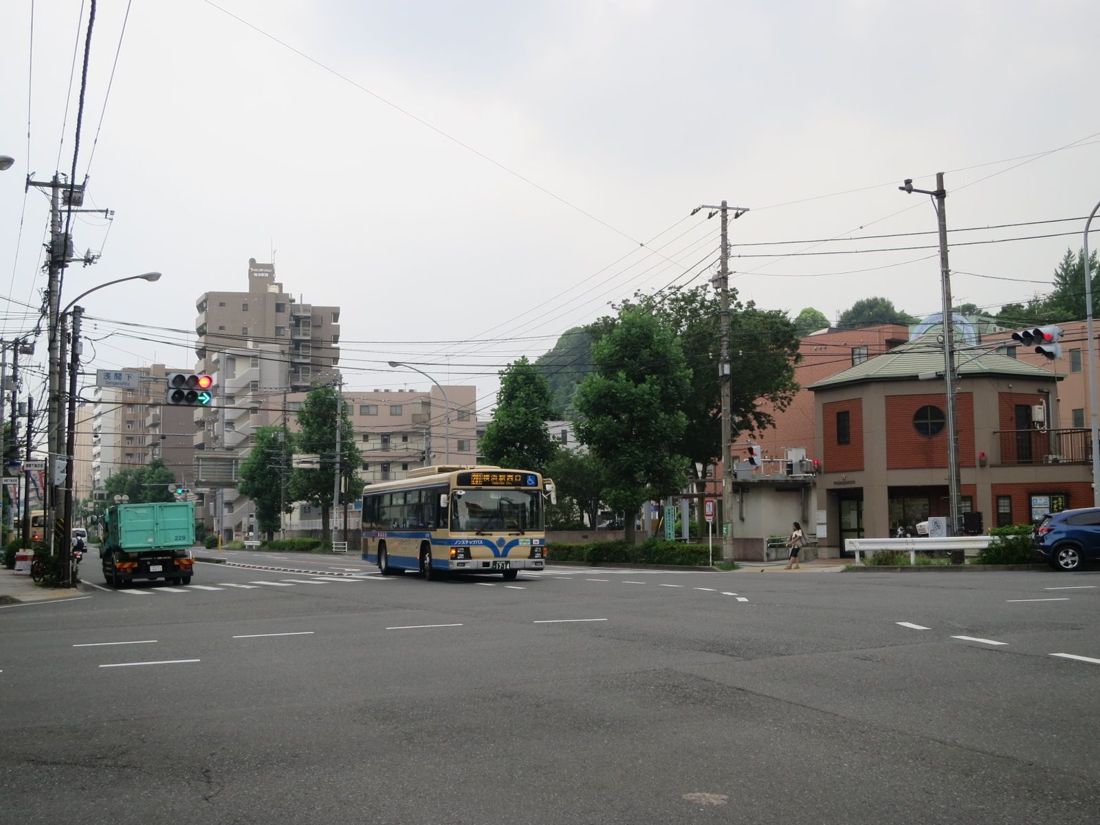 オフィスビル前面の交差点の様子