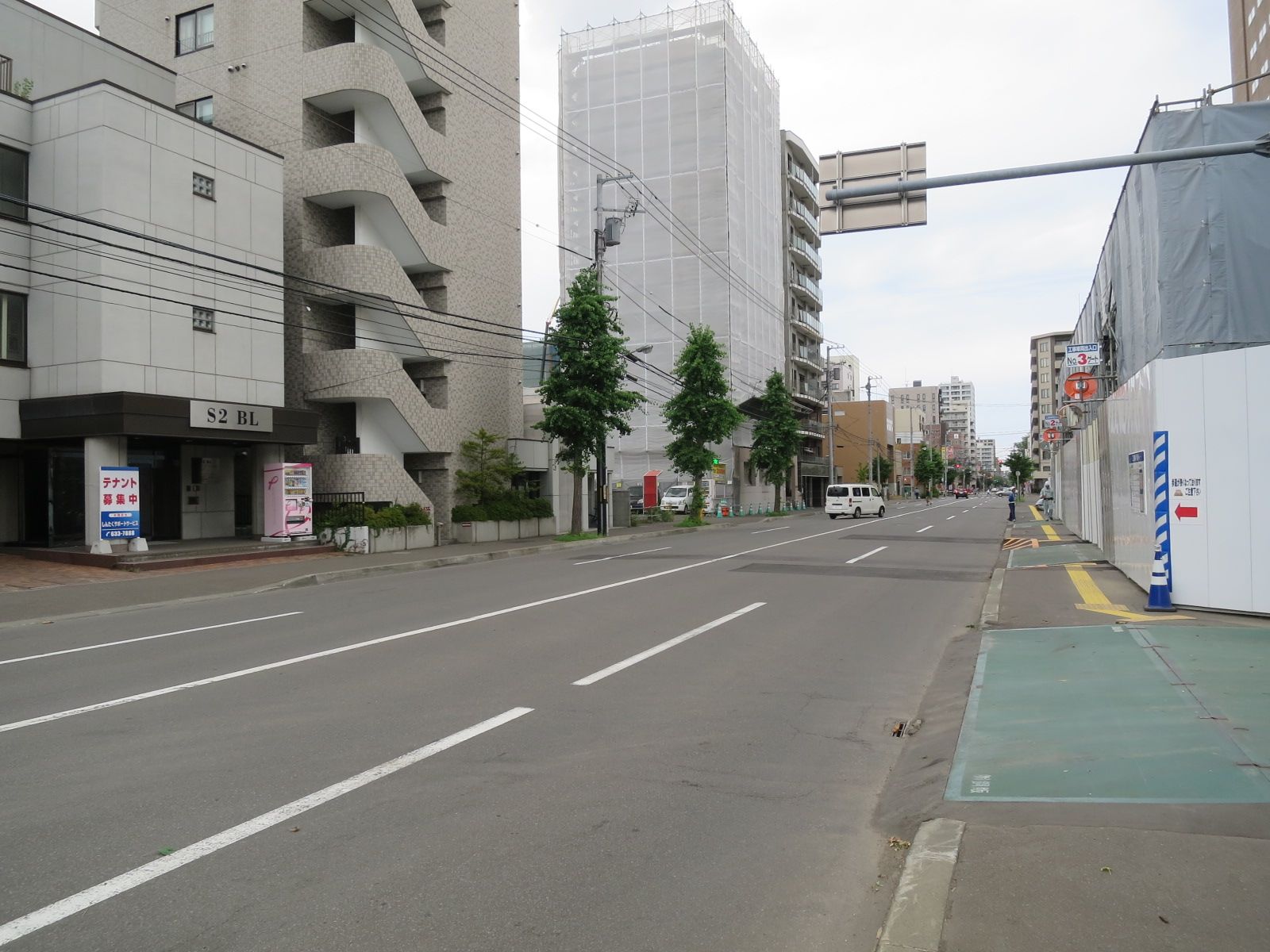 オフィスビル前面の通りの様子