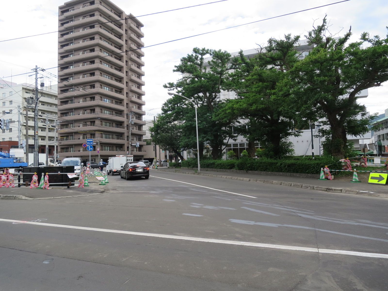 オフィスビル前面の通りの様子