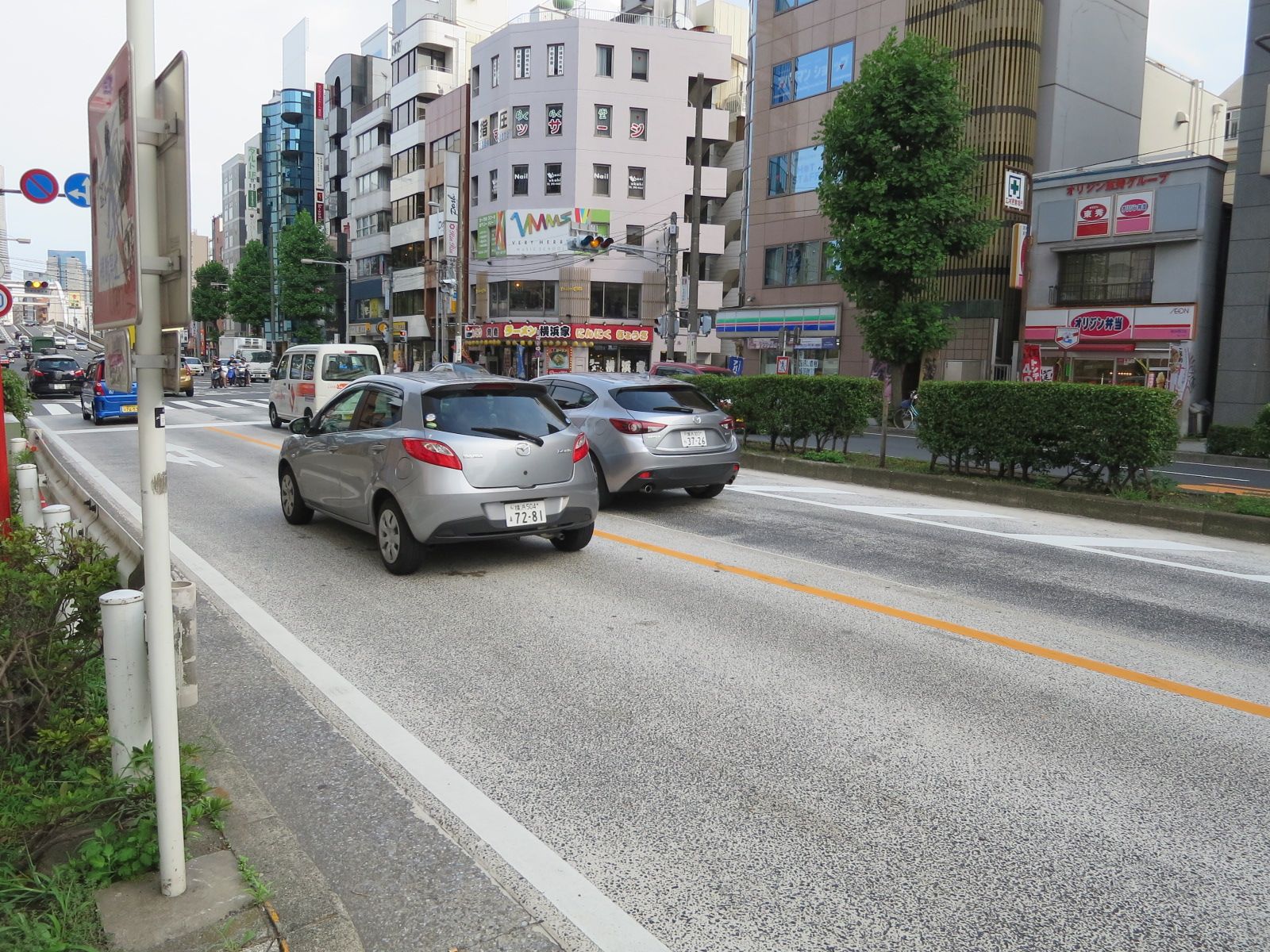オフィスビル前面の通り
