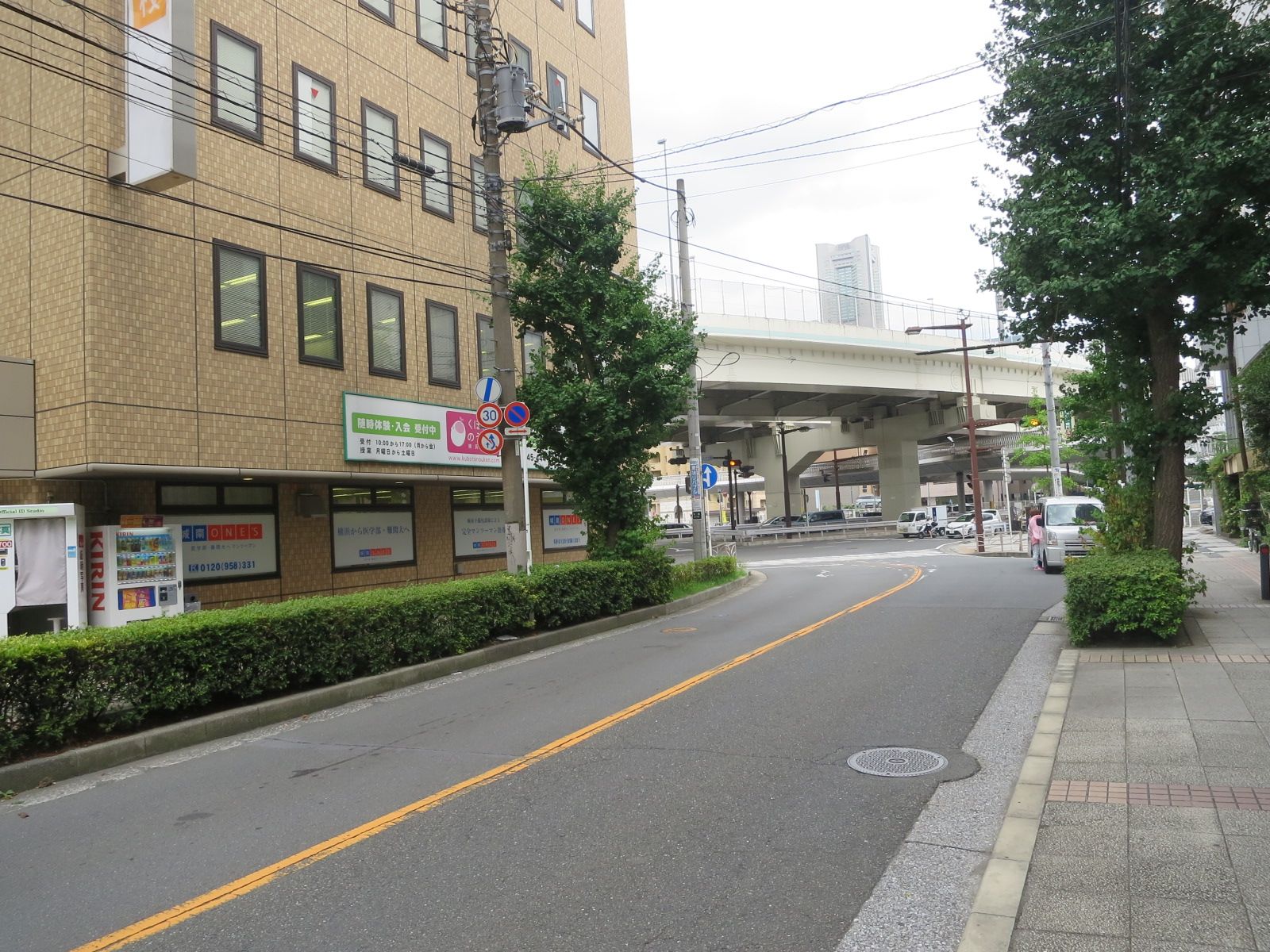 オフィスビル前面の通り