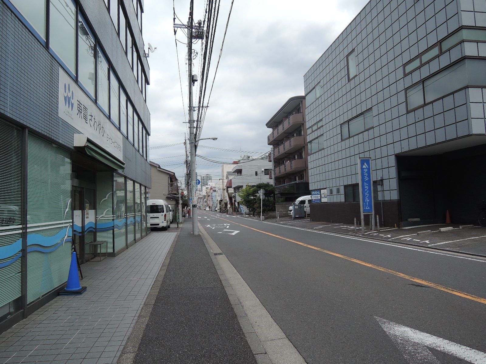ISAビル前面の通り