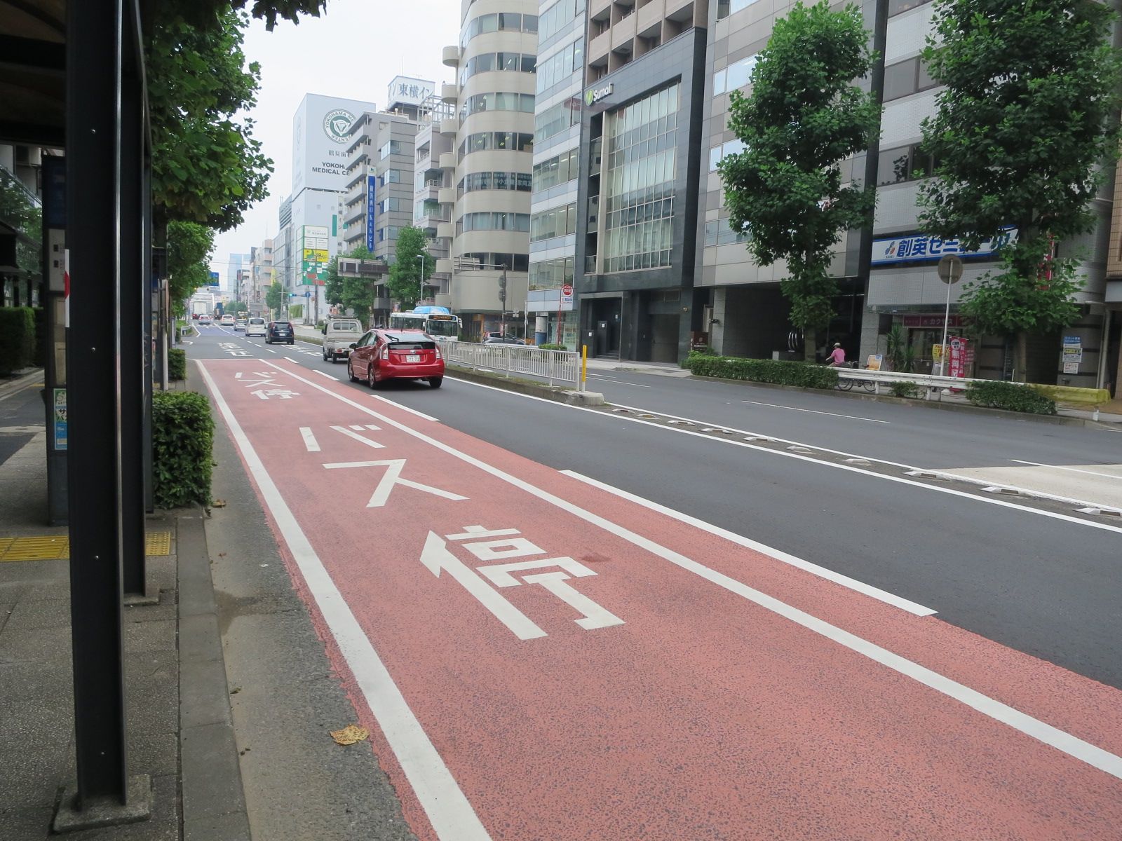 オフィスビル前面の通り