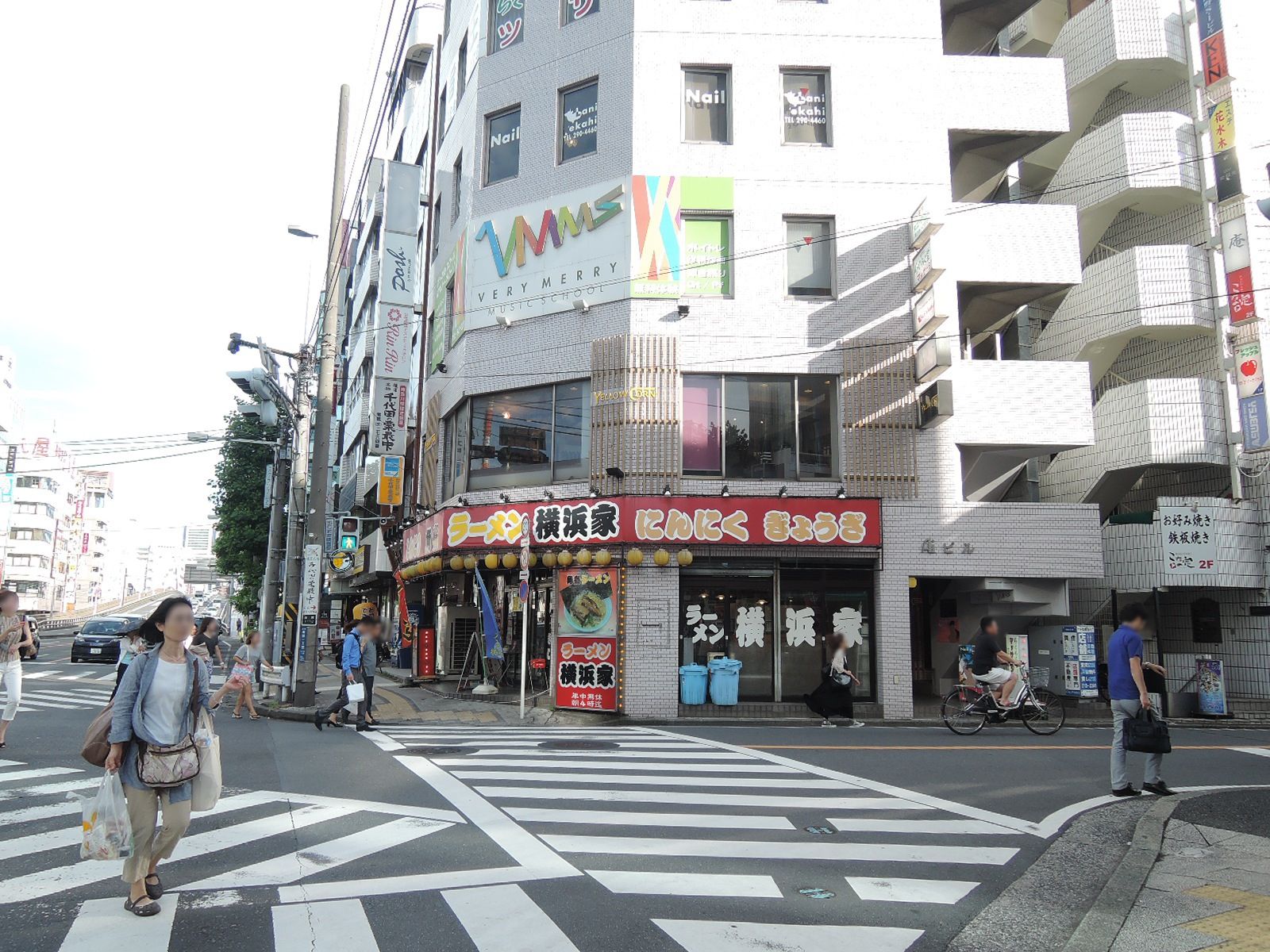 周辺には飲食店多数