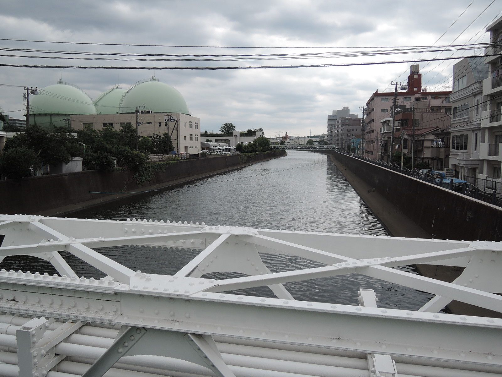 オフィスビル近くの川